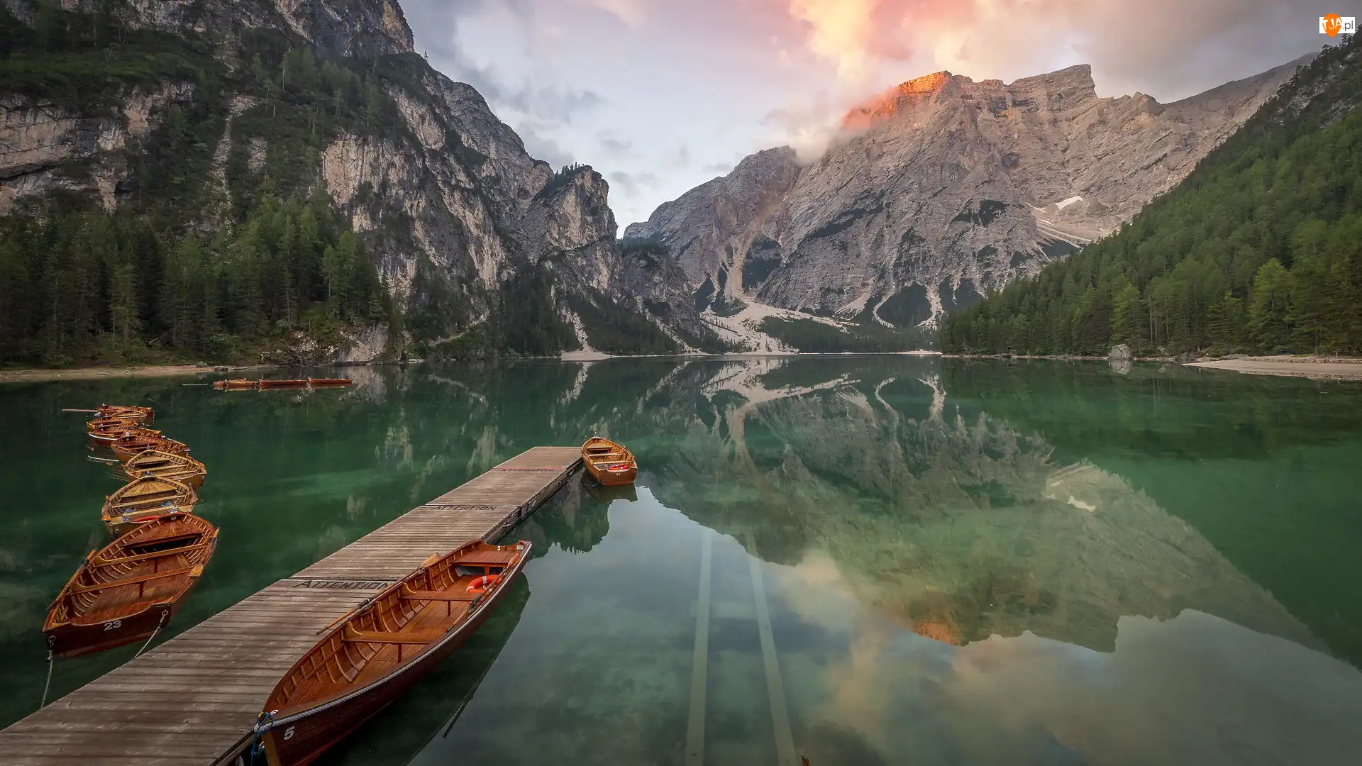 Jezioro Pragser Wildsee, Lago di Braies, Łódki, Włochy, Pomost, Dolomity, Góry