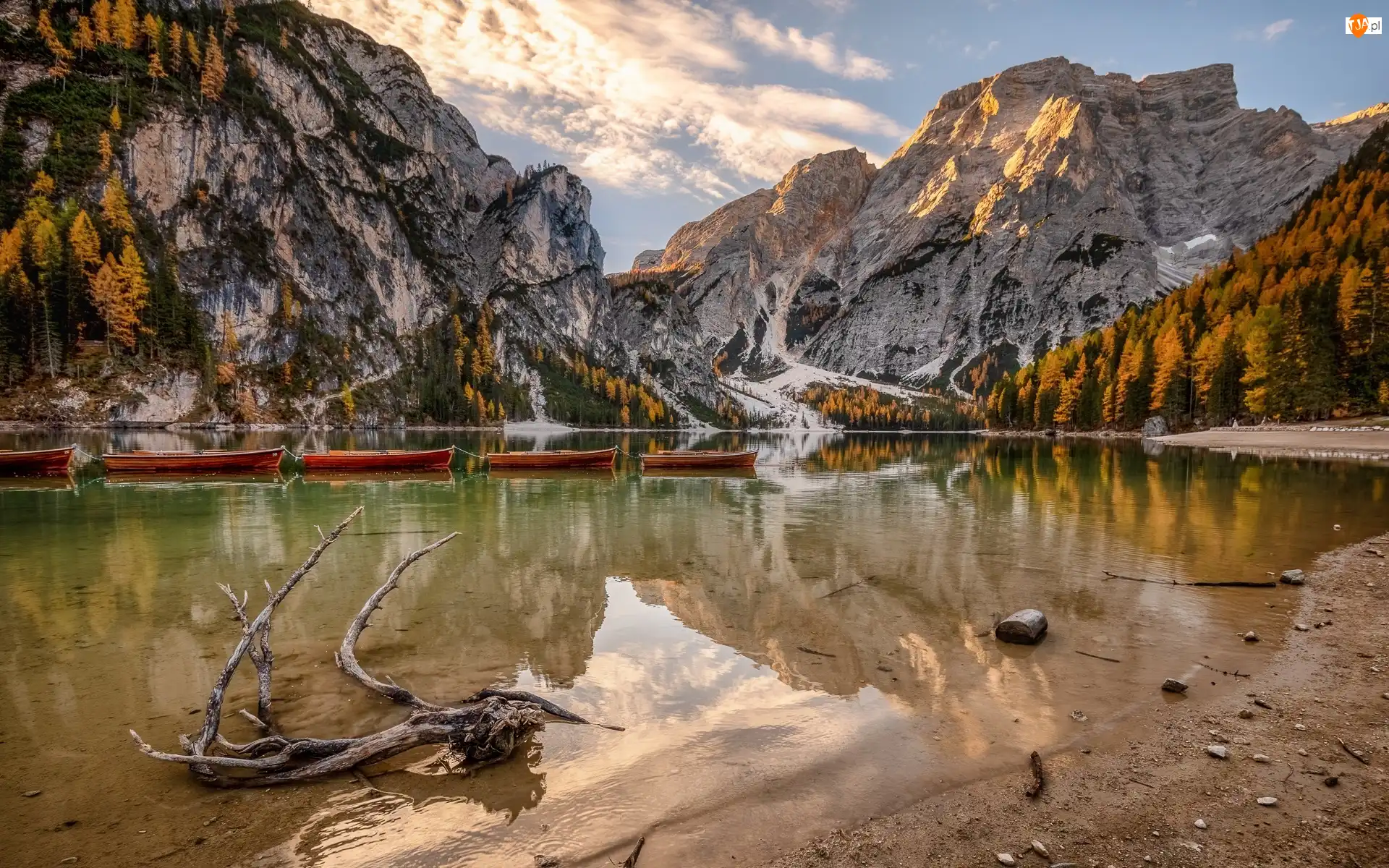 Drzewa, Południowy Tyrol, Łódki, Góry, Dolomity, Jezioro, Lago di Braies, Włochy, Pragser Wildsee