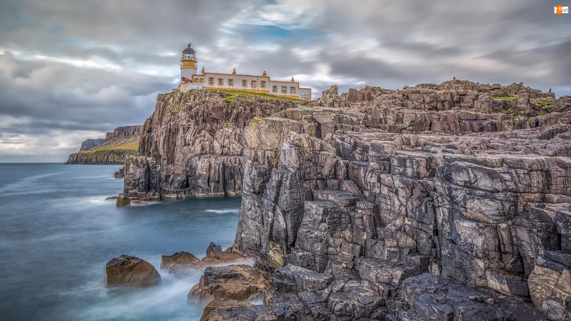 Latarnia morska Neist Point, Skały, Wyspa Skye, Szkocja, Morze Szkockie