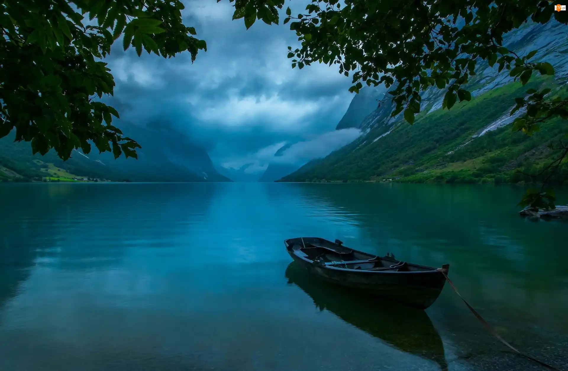 Wieczór, Łódź, Jezioro Jølstravatn, Norwegia, Góry