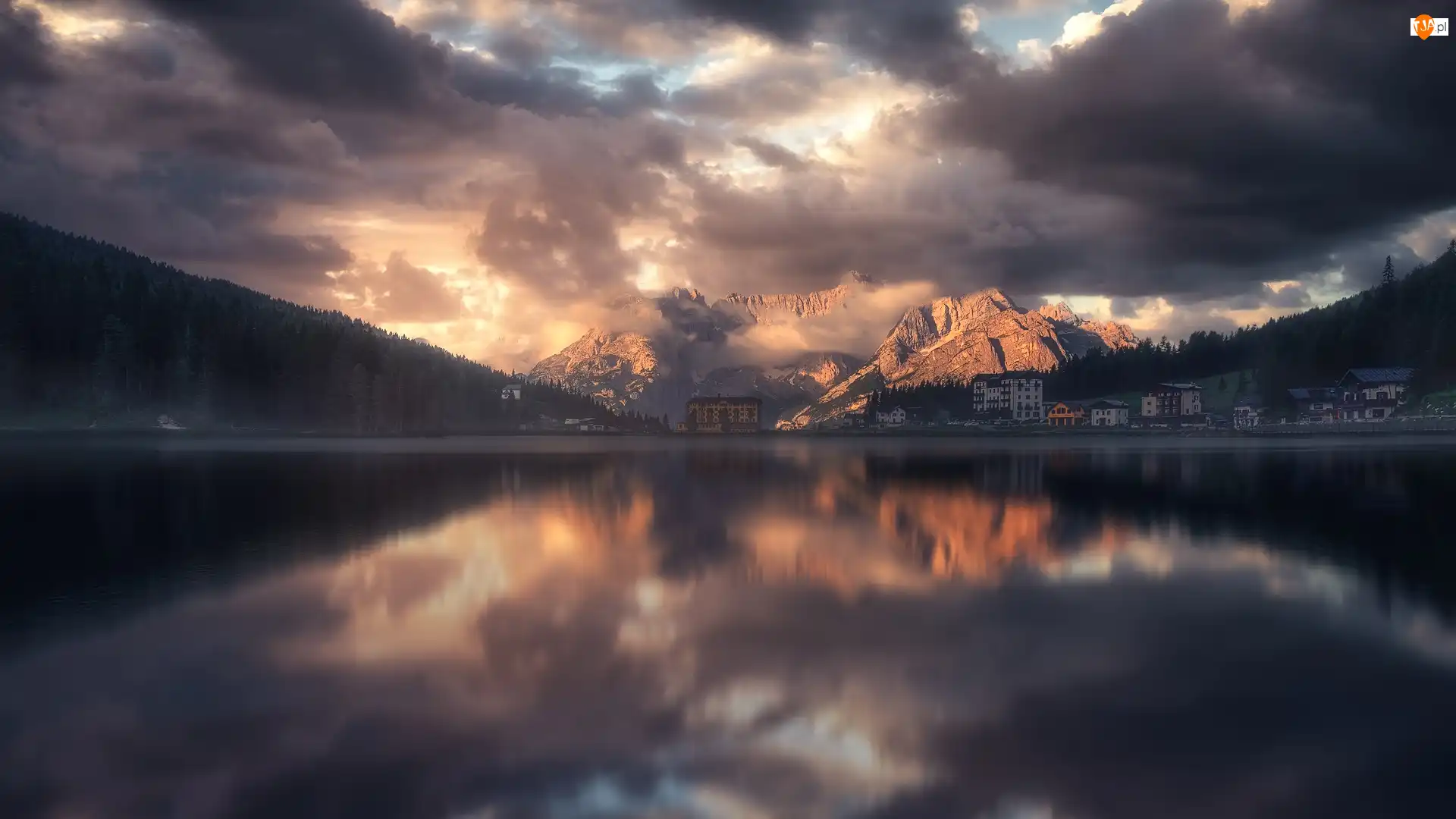 Włochy, Grand Hotel Misurina, Cortina dAmpezzo, Domy, Dolomity, Góry, Jezioro, Chmury, Misurina Lake, Region Cadore