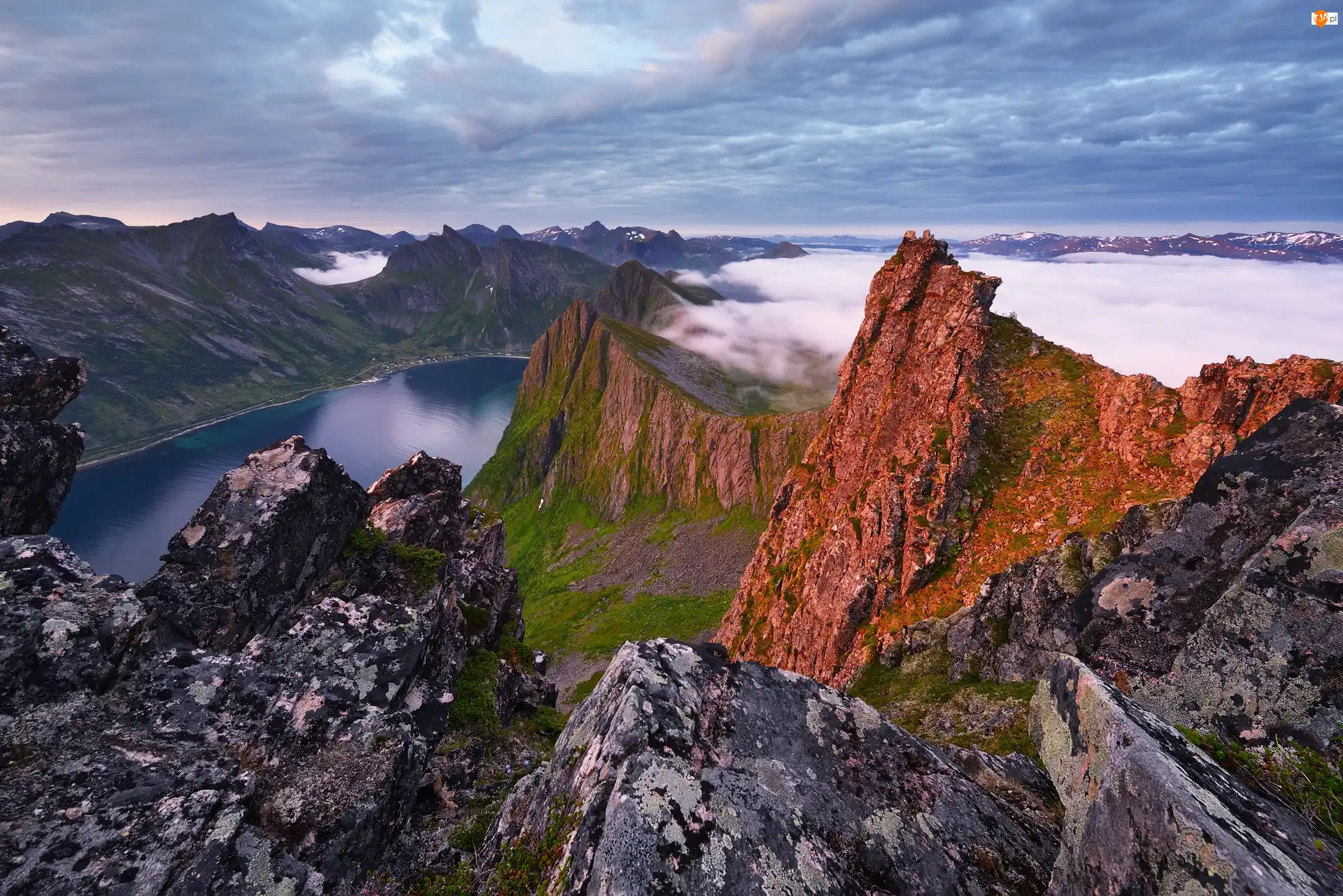 Góra Husfjellet, Góry, Mgła, Wyspa Senja, Morze, Szczyty, Norwegia, Chmury