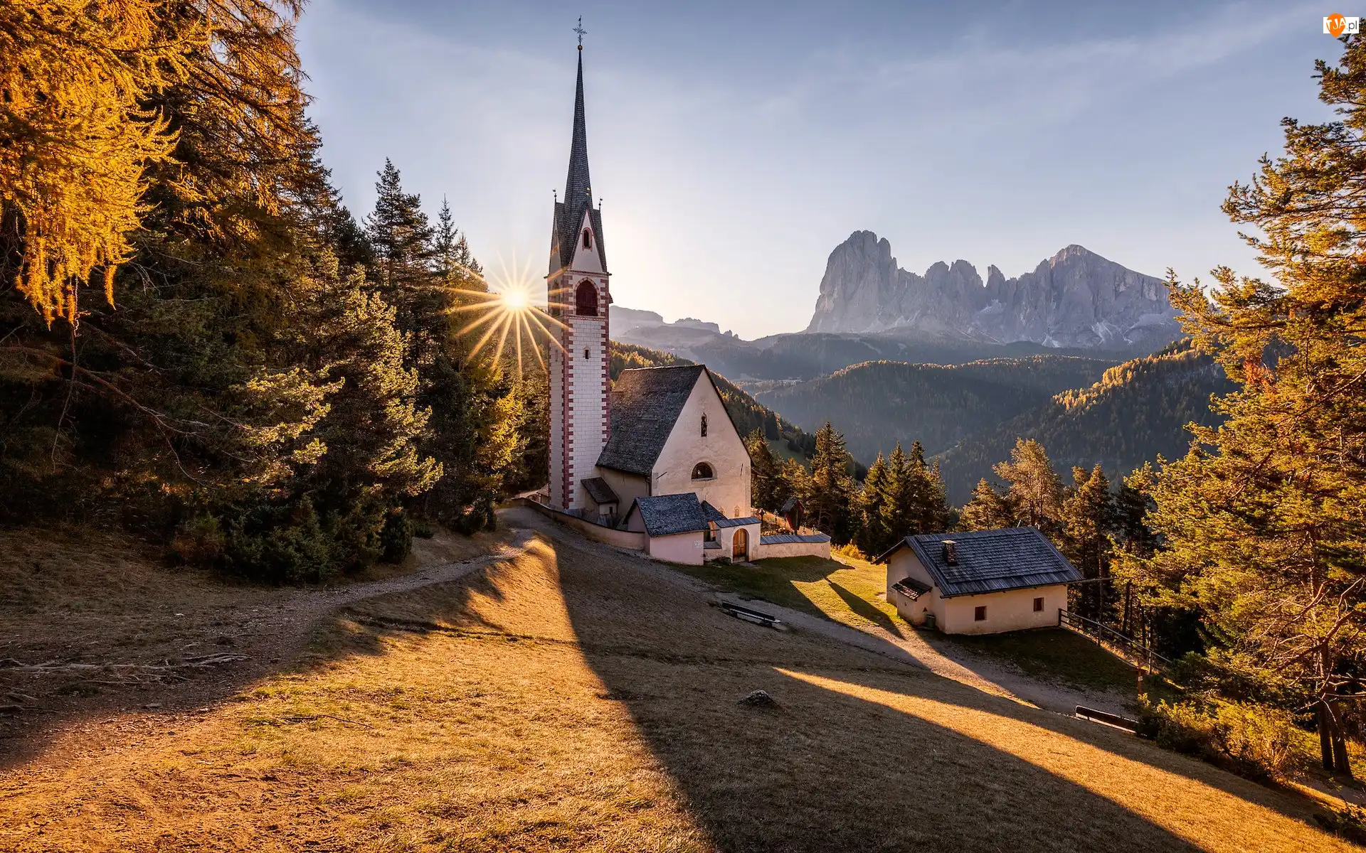 Promienie słońca, Włochy, Dolomity, Jesień, Region Trentino, Kościół św. Jakuba, Drzewa, Góry