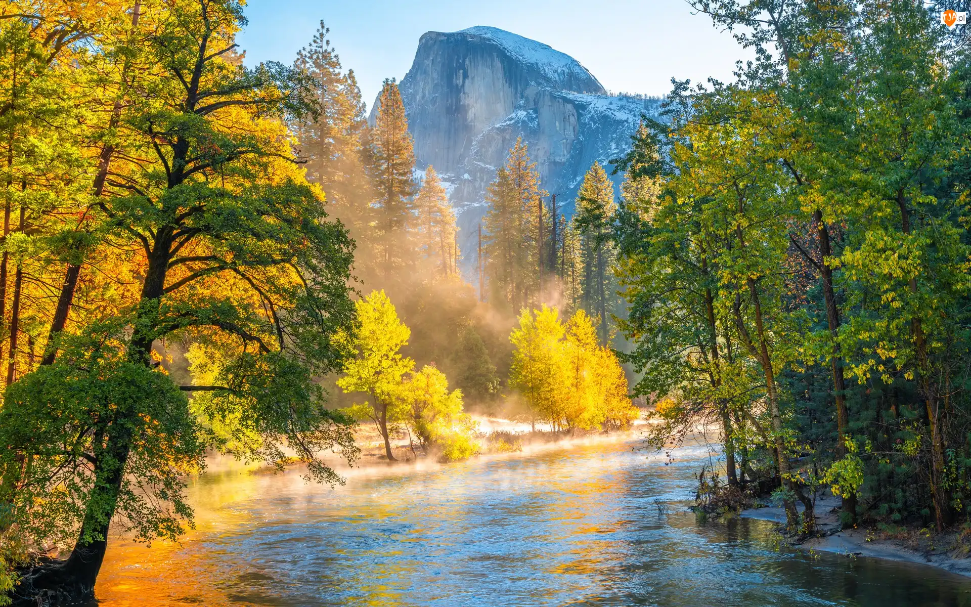 Rzeka, Drzewa, Mgła, Las, Góry, Kalifornia, Merced River, Park Narodowy Yosemite, Jesień, Szczyt Half Dome, Stany Zjednoczone