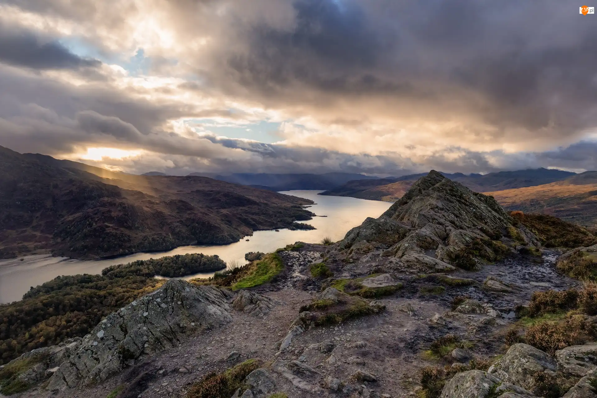 Jezioro Loch Lomond, Zachód słońca, Park Narodowy Loch Lomond and the Trossach, Szkocja, Skały