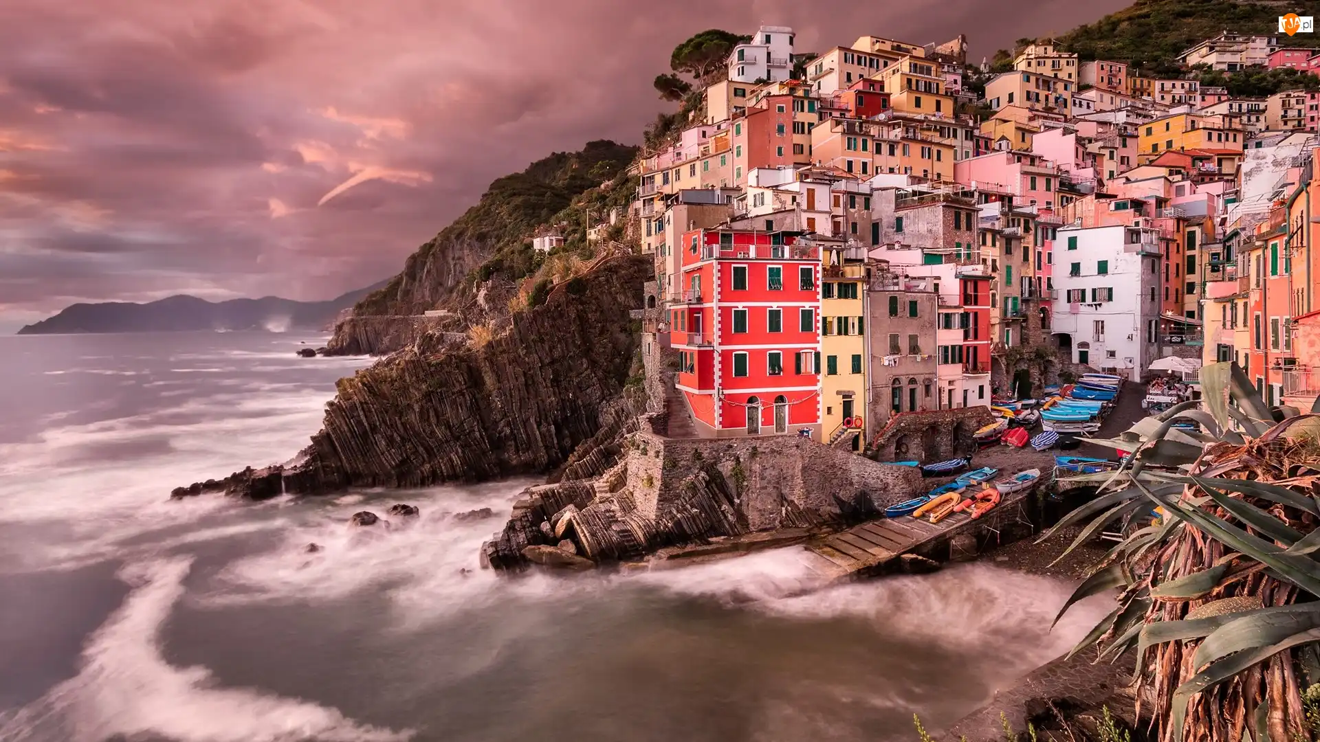 Riomaggiore, Domy, Zatoka, Morze, Cinque Terre, Łódki, Kolorowe, Włochy, Skały, Miejscowość, Chmury
