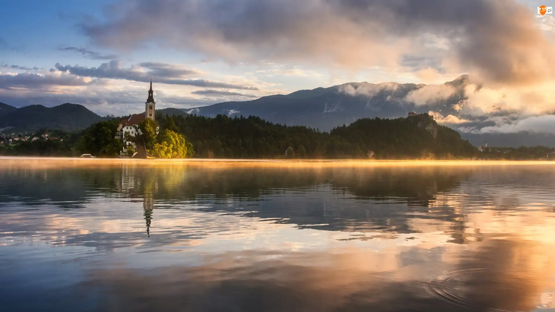 Drzewa, Wschód słońca, Mgła, Las, Kościół, Słowenia, Góry Alpy Julijskie, Wyspa Blejski Otok, Jezioro Bled, Chmury