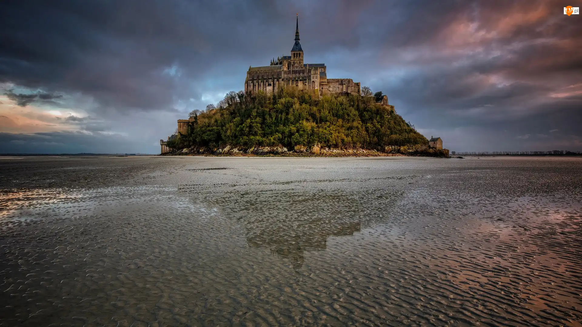 Opactwo św Michała Archanioła, Kościół, Wyspa Mont Saint-Michel, Francja, Chmury
