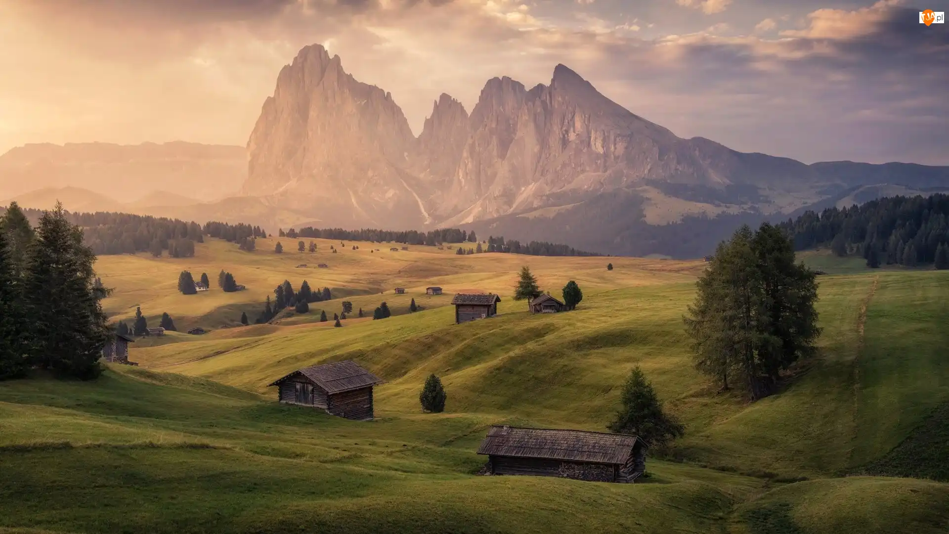 Włochy, Płaskowyż Seiser Alm, Dolina, Chmury, Dolomity, Góry Sassolungo, Domy, Wzgórza, Drzewa, Val Gardena