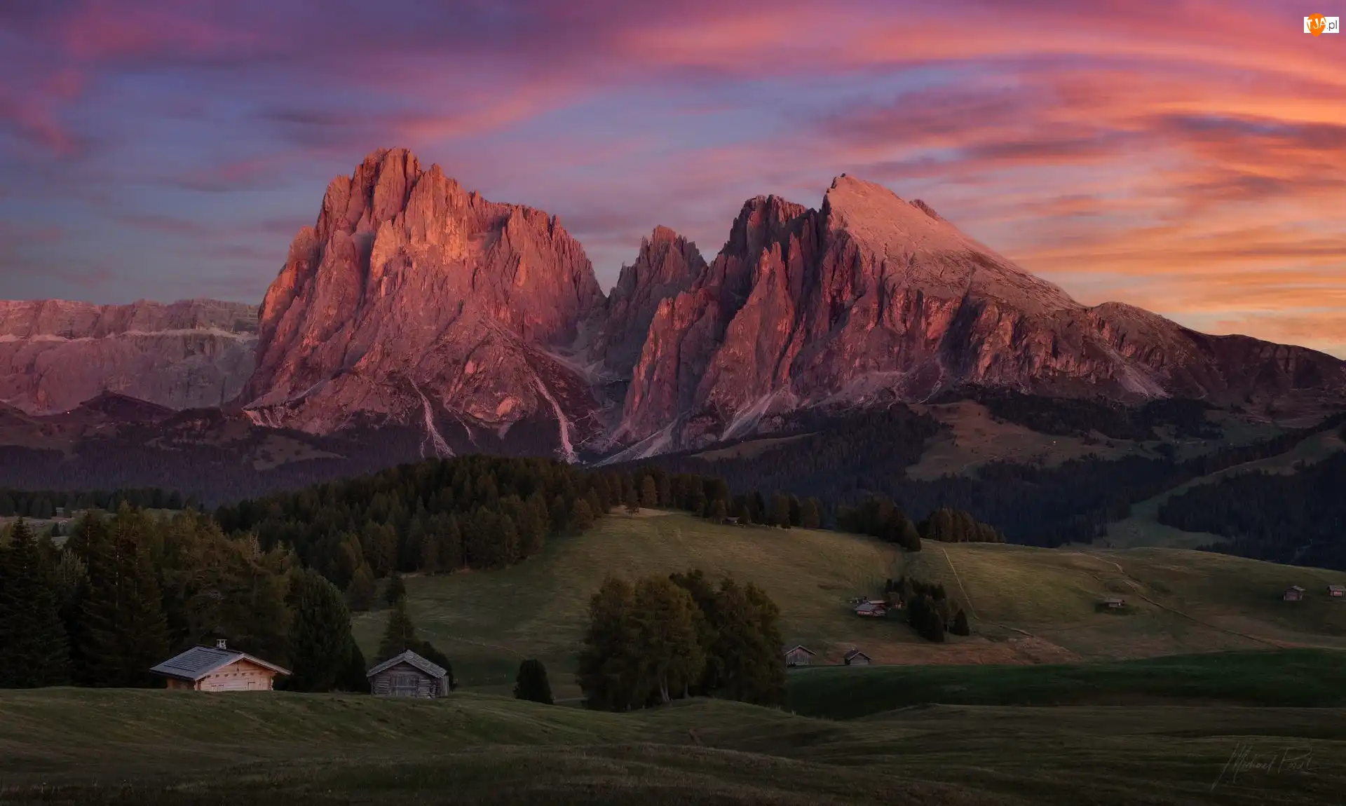 Płaskowyż, Dolina Val Gardena, Domki, Drzewa, Góry, Chmury, Seiser Alm, Dolomity, Drewniane, Sassolungo, Włochy