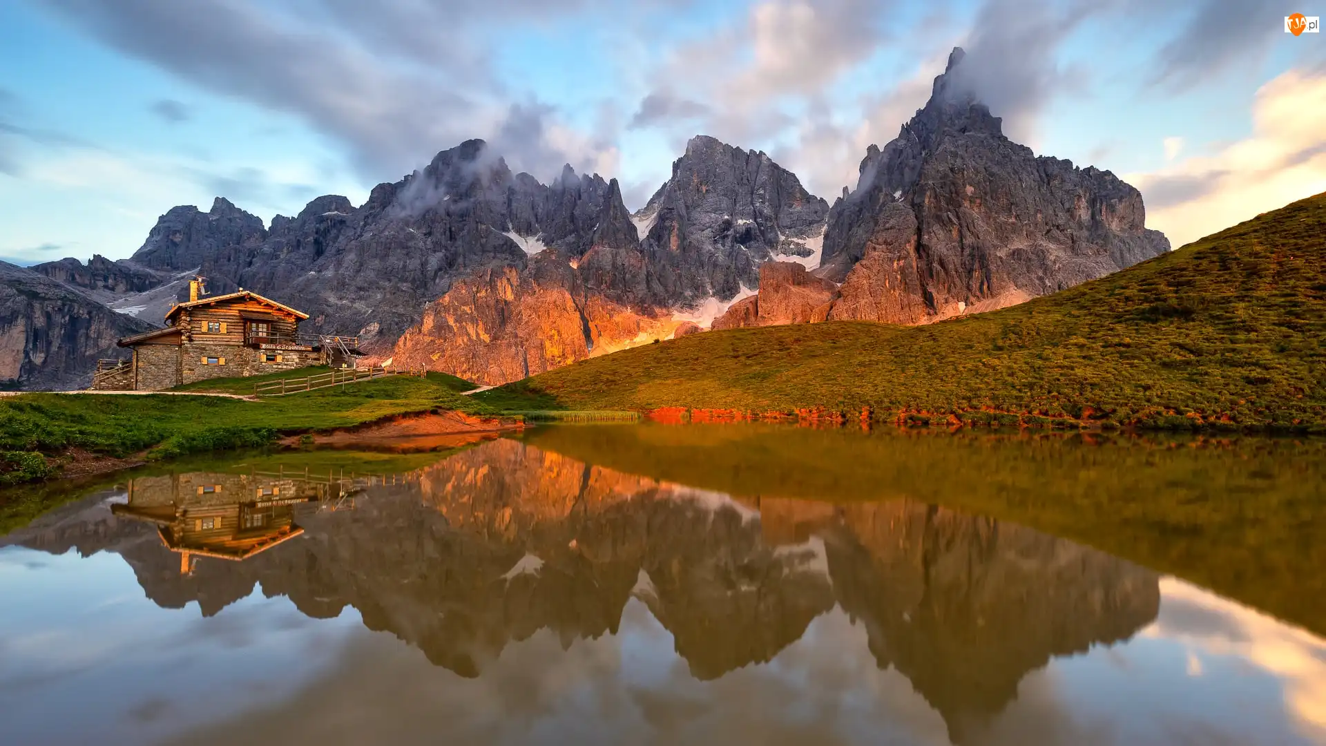 Odbicie, Góry, Chmury, Dom, Schronisko Baita Segantini, Dolomity, Szczyt Cimon della Pala, Włochy, Jezioro