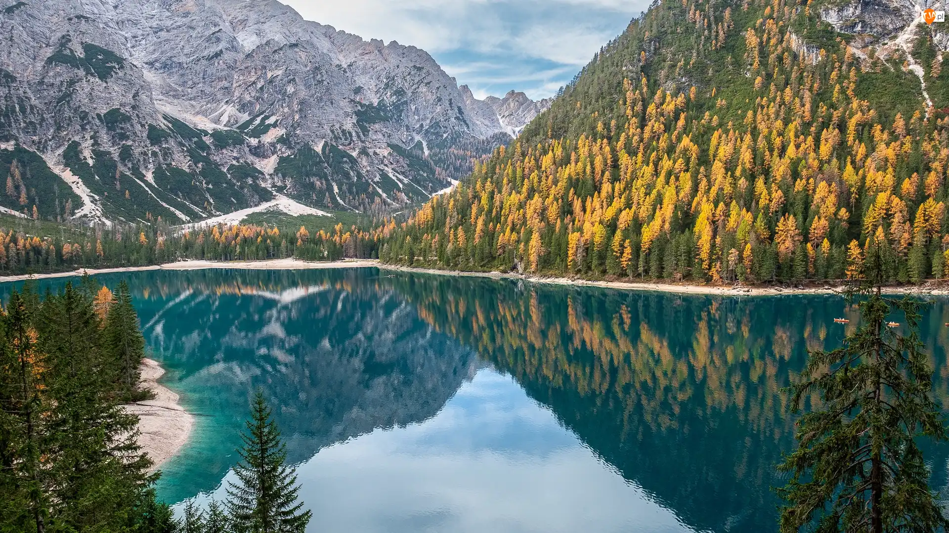 Jezioro, Pragser Wildsee, Włochy, Góry, Odbicie, Drzewa, Żółte