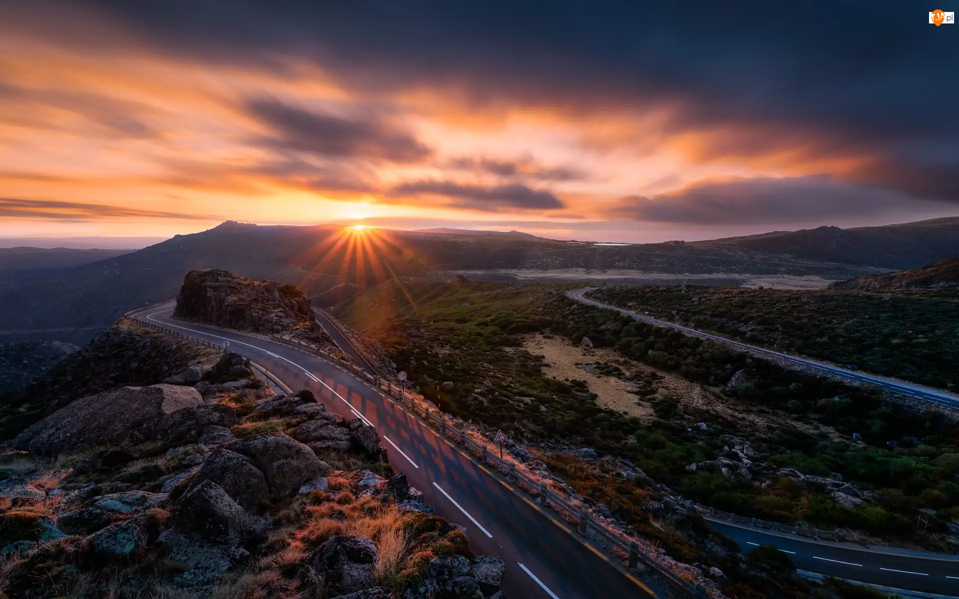 Góry, Portugalia, Drzewa, Zachód słońca, Serra da Estrela, Drogi