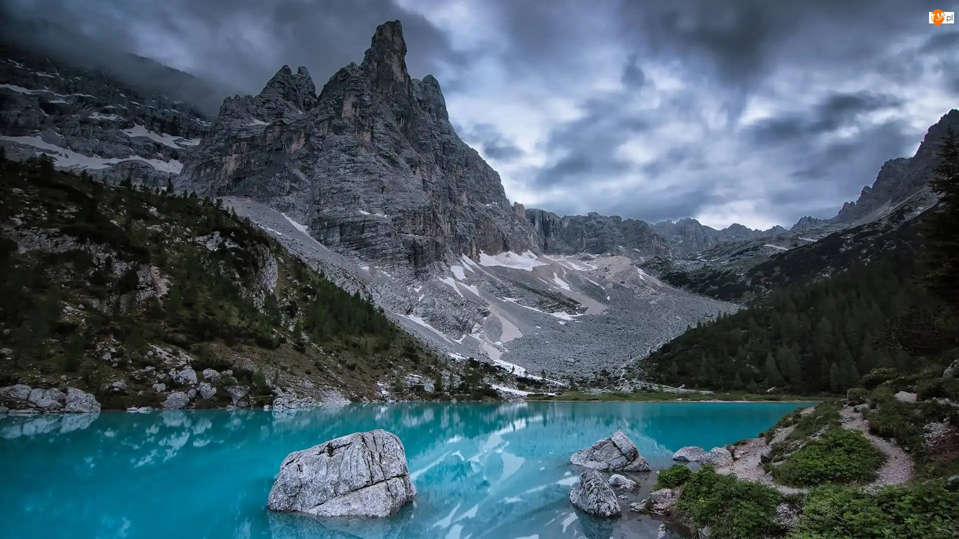 Jezioro Sorapis, Włochy, Dolomity, Drzewa, Prowincja Belluno, Masyw Sorapiss, Chmury, Góry