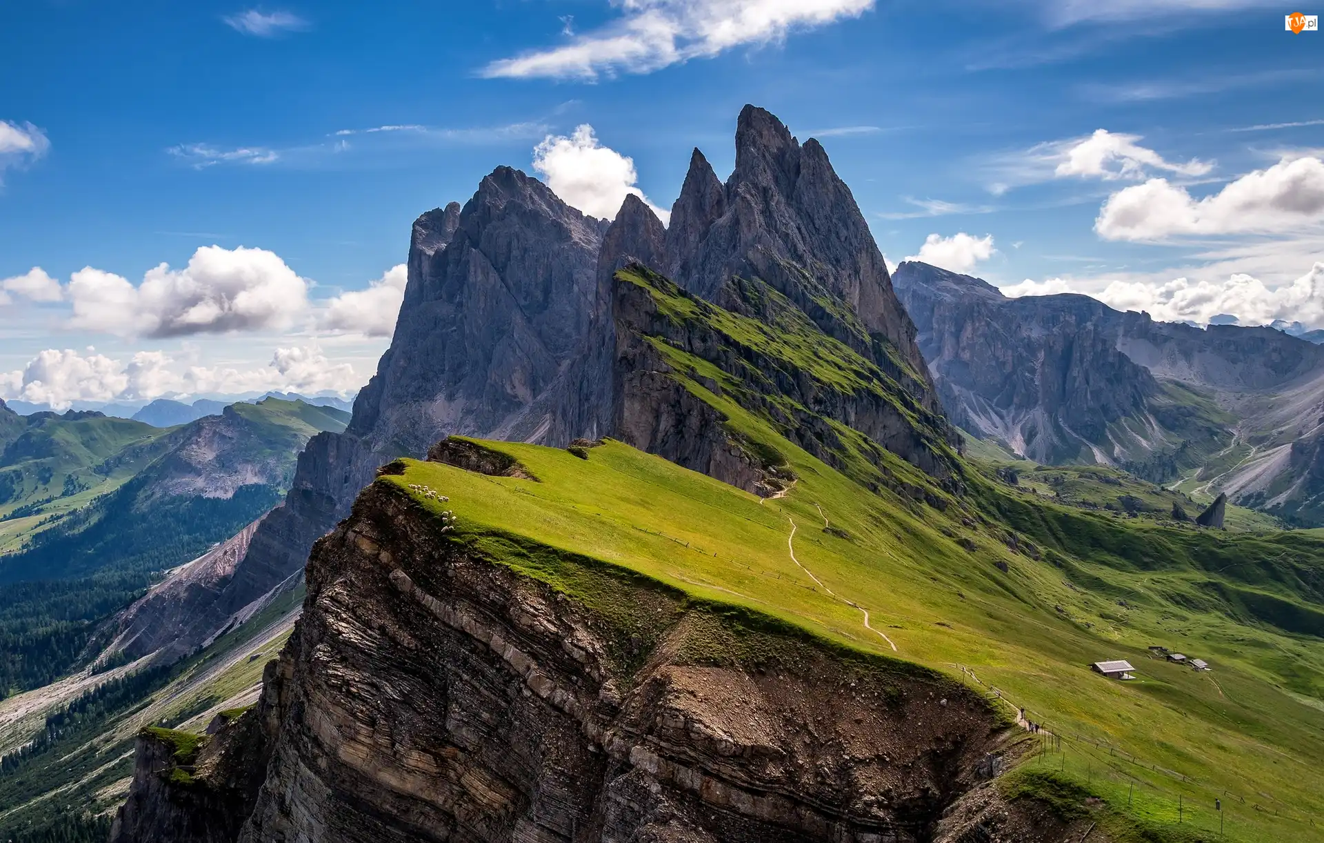 Masyw Odle, Rezerwat przyrody Puez-Geisler, Włochy, Góry Dolomity, Prowincja Bolzano, Domki, Doliny