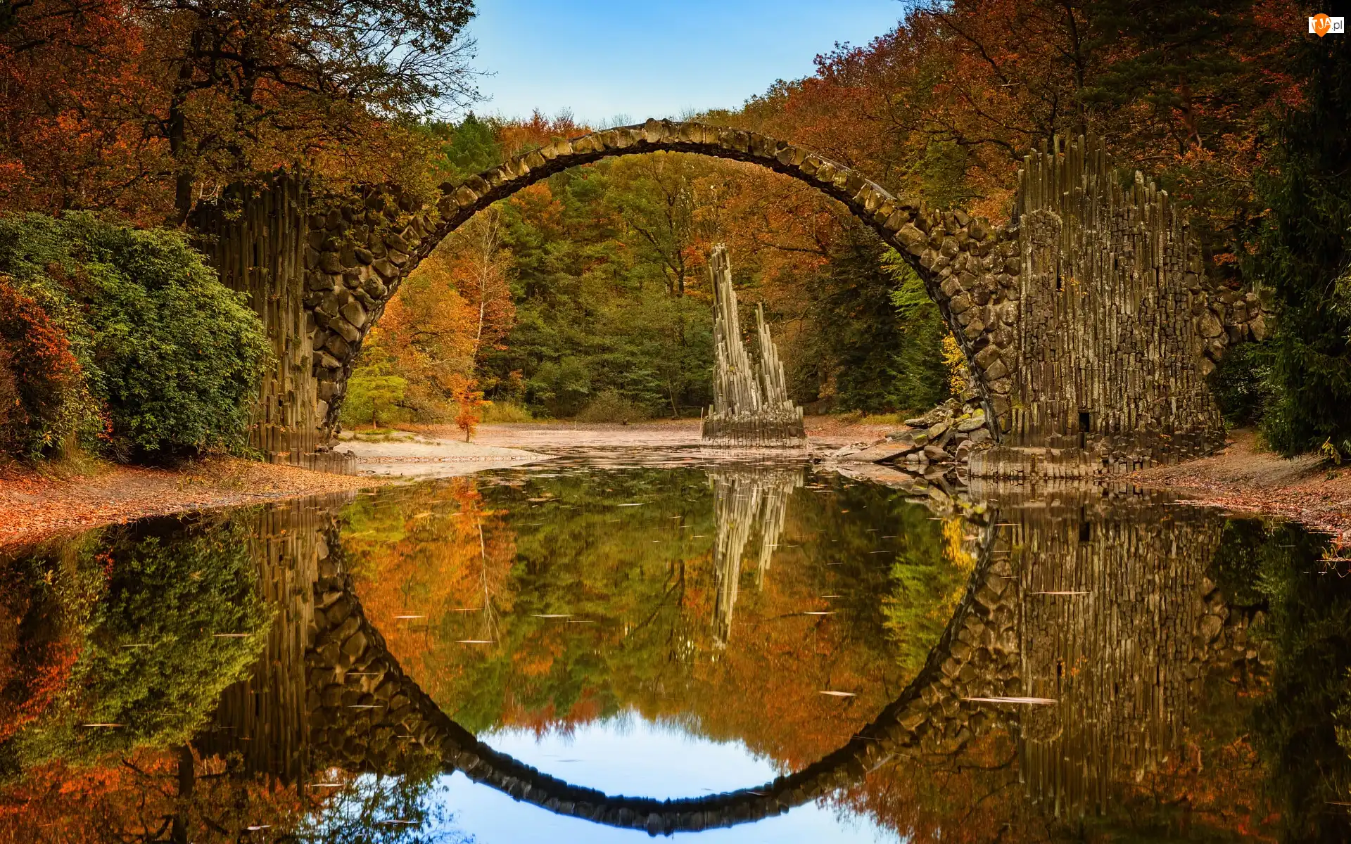 Odbicie, Saksonia, Jesień, Jezioro Rakotz, Drzewa, Park Rododendronów Kromlau, Kamienny, Niemcy, Most łukowy