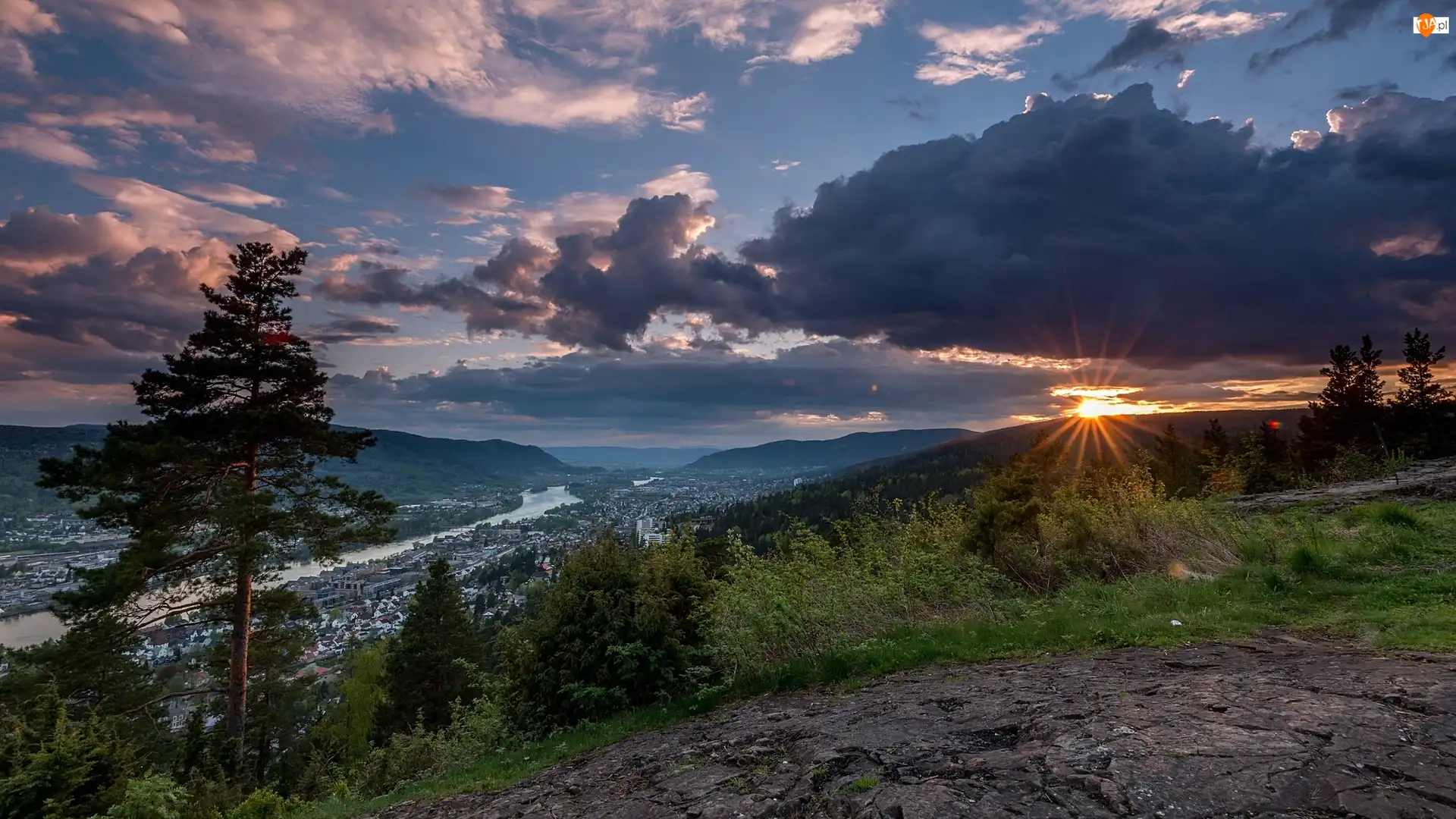 Norwegia, Drammen, Drzewa, Zachód Słońca, Góry, Chmury