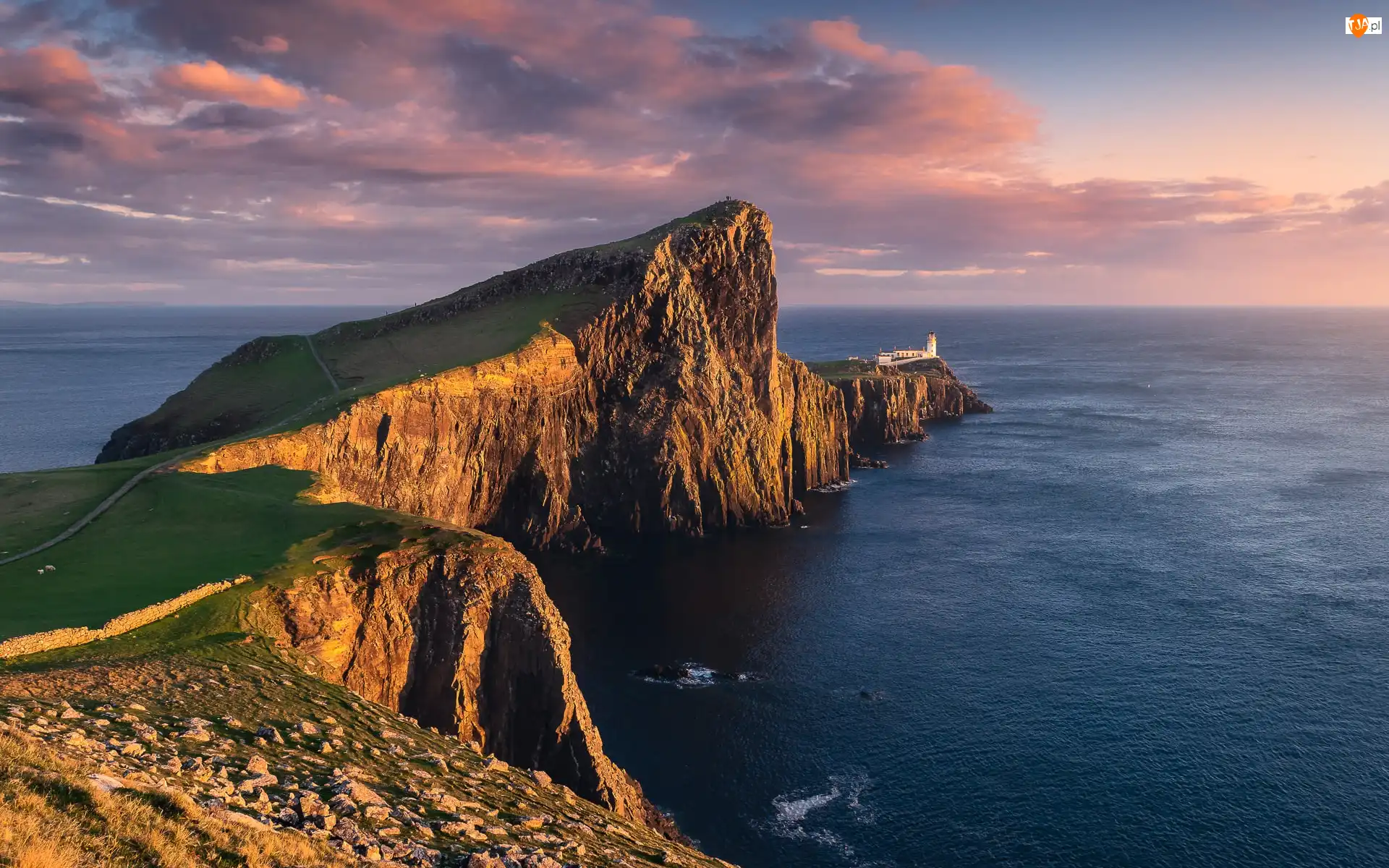 Szkocja, Wybrzeże, Chmury, Półwysep Duirinish, Wyspa Skye, Skały, Latarnia morska, Morze Szkockie, Neist Point Lighthouse