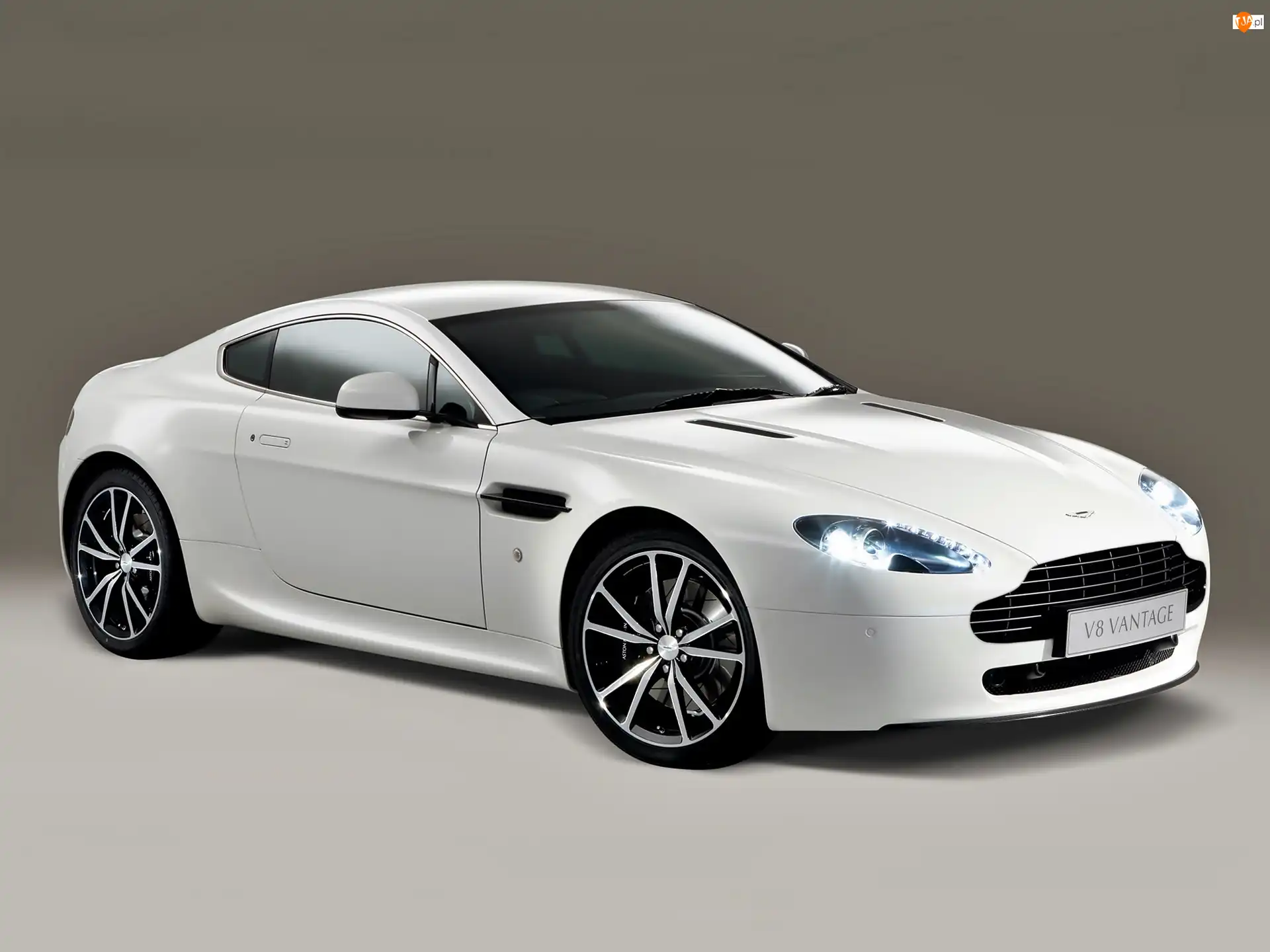 Biały, Aston Martin, V8 Vantage