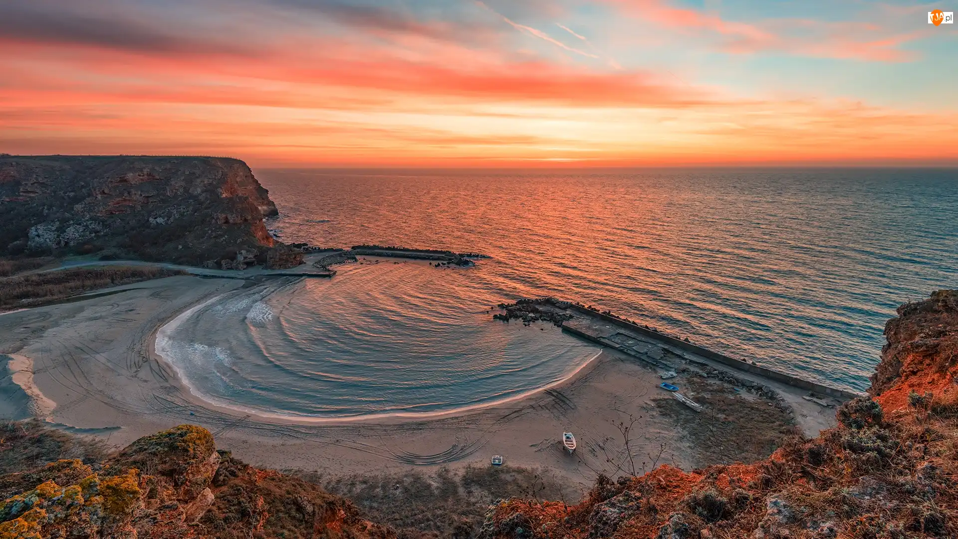 Plaża, Morze, Skały, Zachód słońca, Wybrzeże, Zatoka Bolata Bay, Bułgaria, Łódki