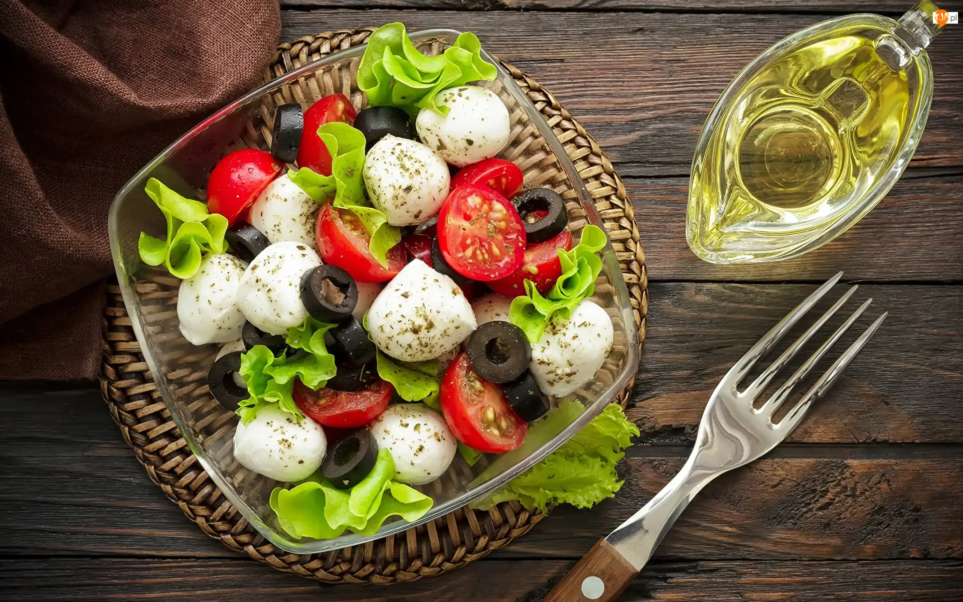 Pomidorki, Oliwa, Deski, Widelec, Ser mozzarella, Serweta, Sałata, Sałatka, Miseczka, Oliwki, Podstawka wiklinowa