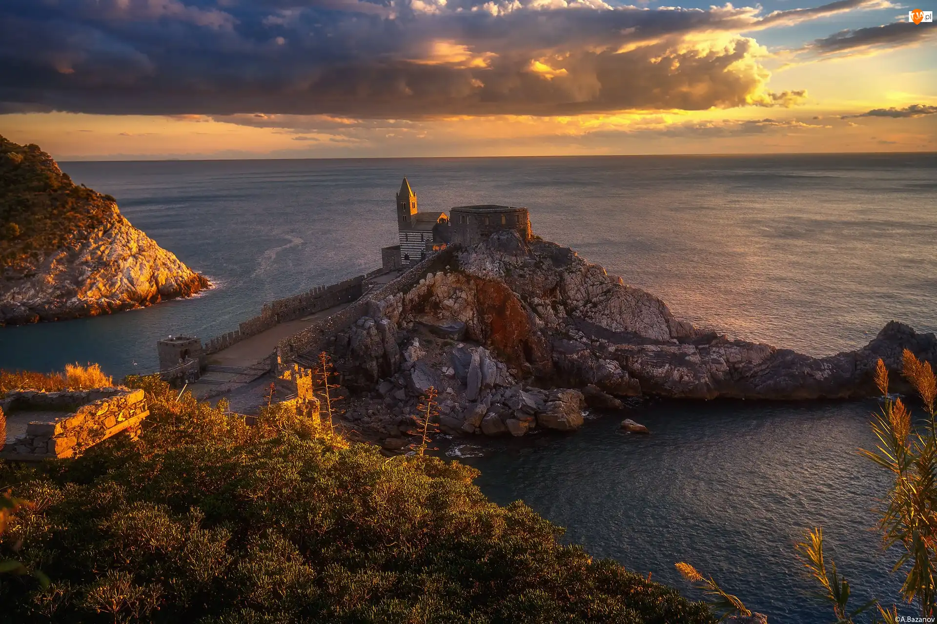 Region Liguria, Miasteczko Portovenere, Skały, Włochy, Wybrzeże, Morze Liguryjskie, Chiesa di San Pietro - kościół św. Piotra