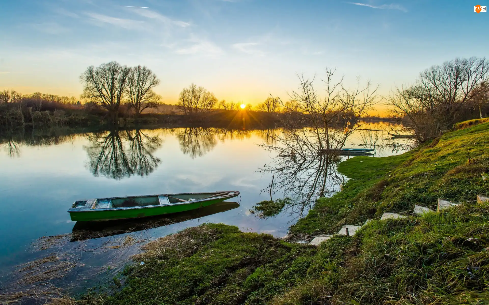 Rzeka, Zachód słońca, Bezlistne, Trawa, Łodzie, Drzewa
