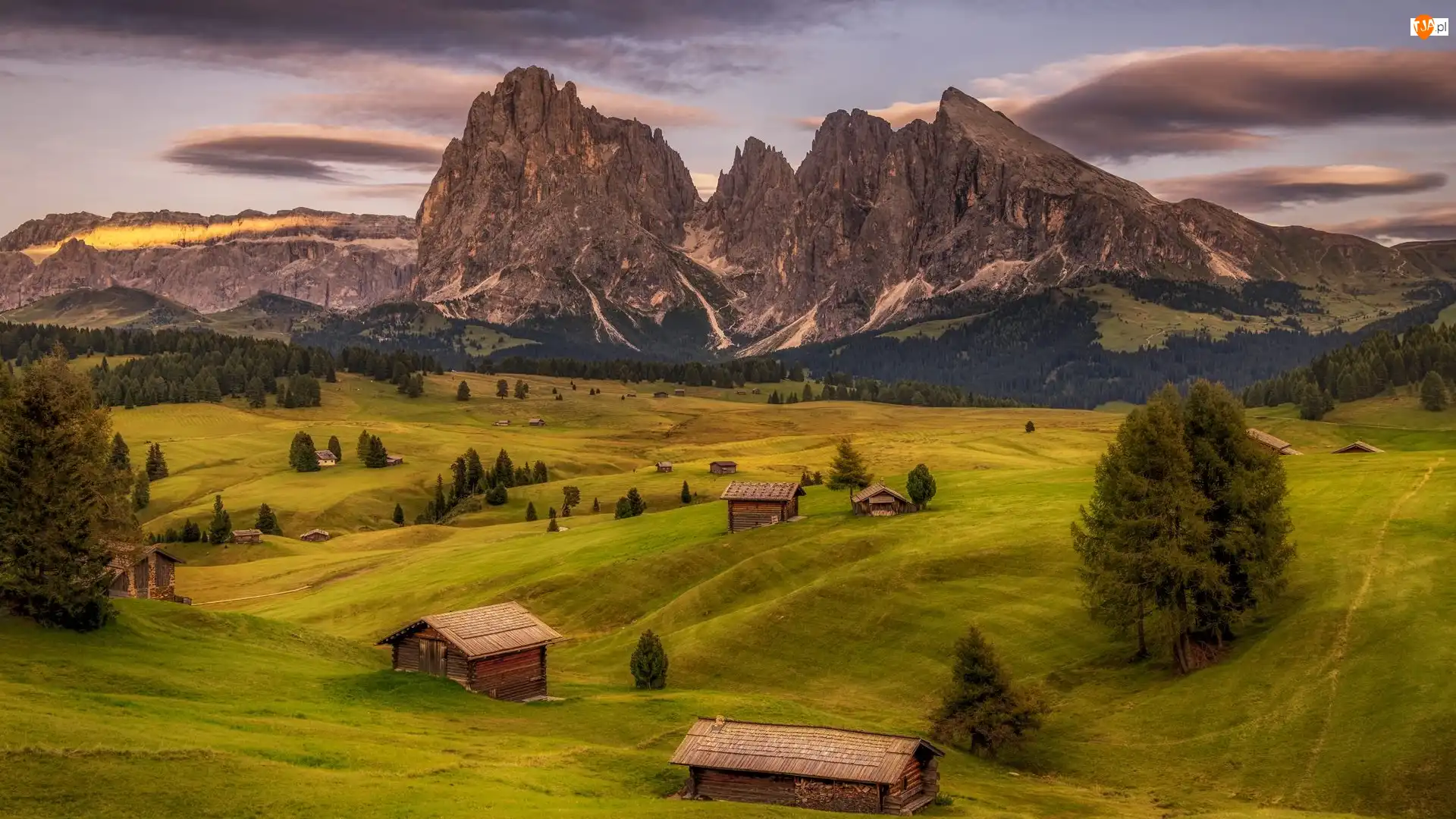 Chmury, Góry, Drzewa, Włochy, Drewniane, Dolomity, Płaskowyż, Val Gardena, Sassolungo, Seiser Alm, Dolina, Domy