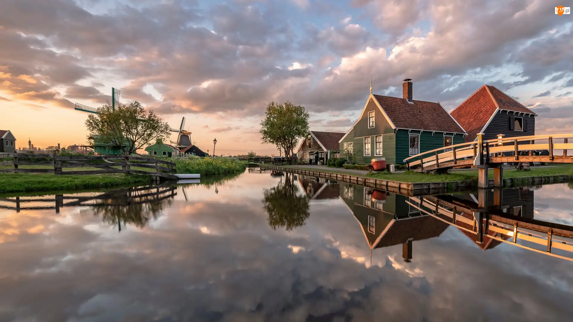 Chmury, Skansen Zaanse Schans, Domy, Most, Wiatraki, Miejscowość Zaandam, Rzeka, Holandia, Kanał