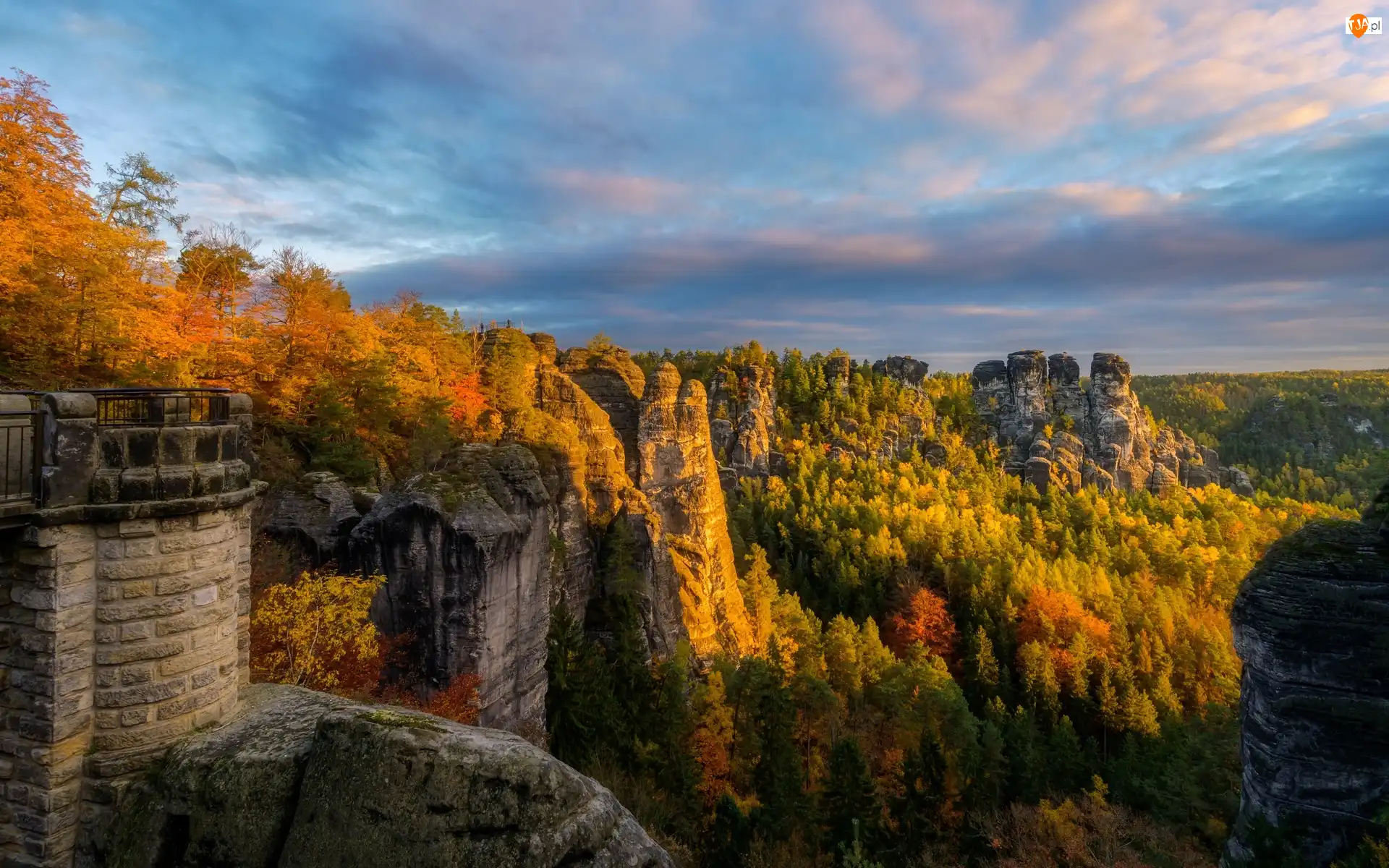 Chmury, Saksonia, Jesień, Drzewa, Skały, Park Narodowy Saskiej Szwajcarii, Góry Połabskie, Niemcy, Las