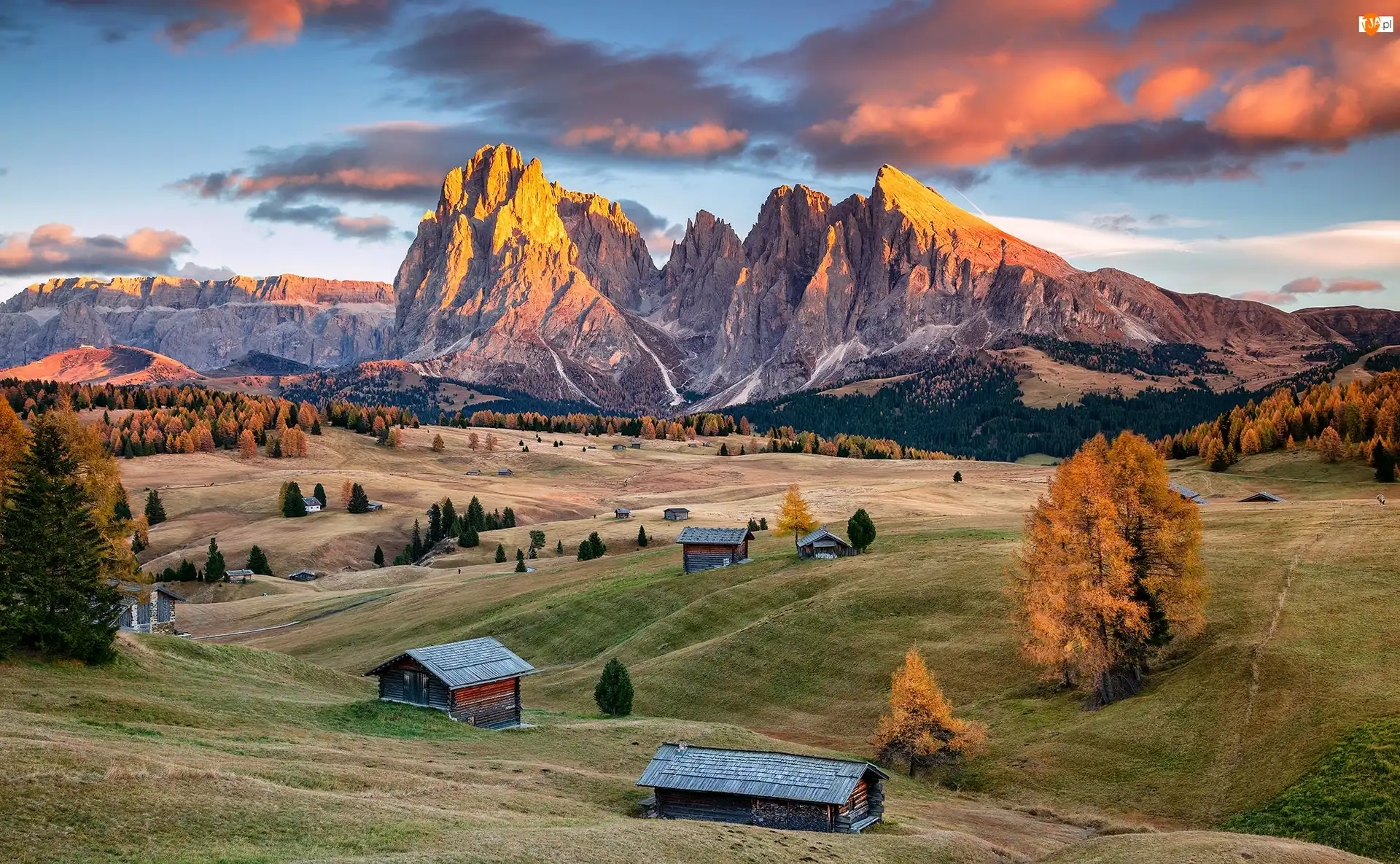 Domy, Włochy, Góry Sassolungo, Drzewa, Płaskowyż Seiser Alm, Dolomity, Chmury, Dolina Val Gardena