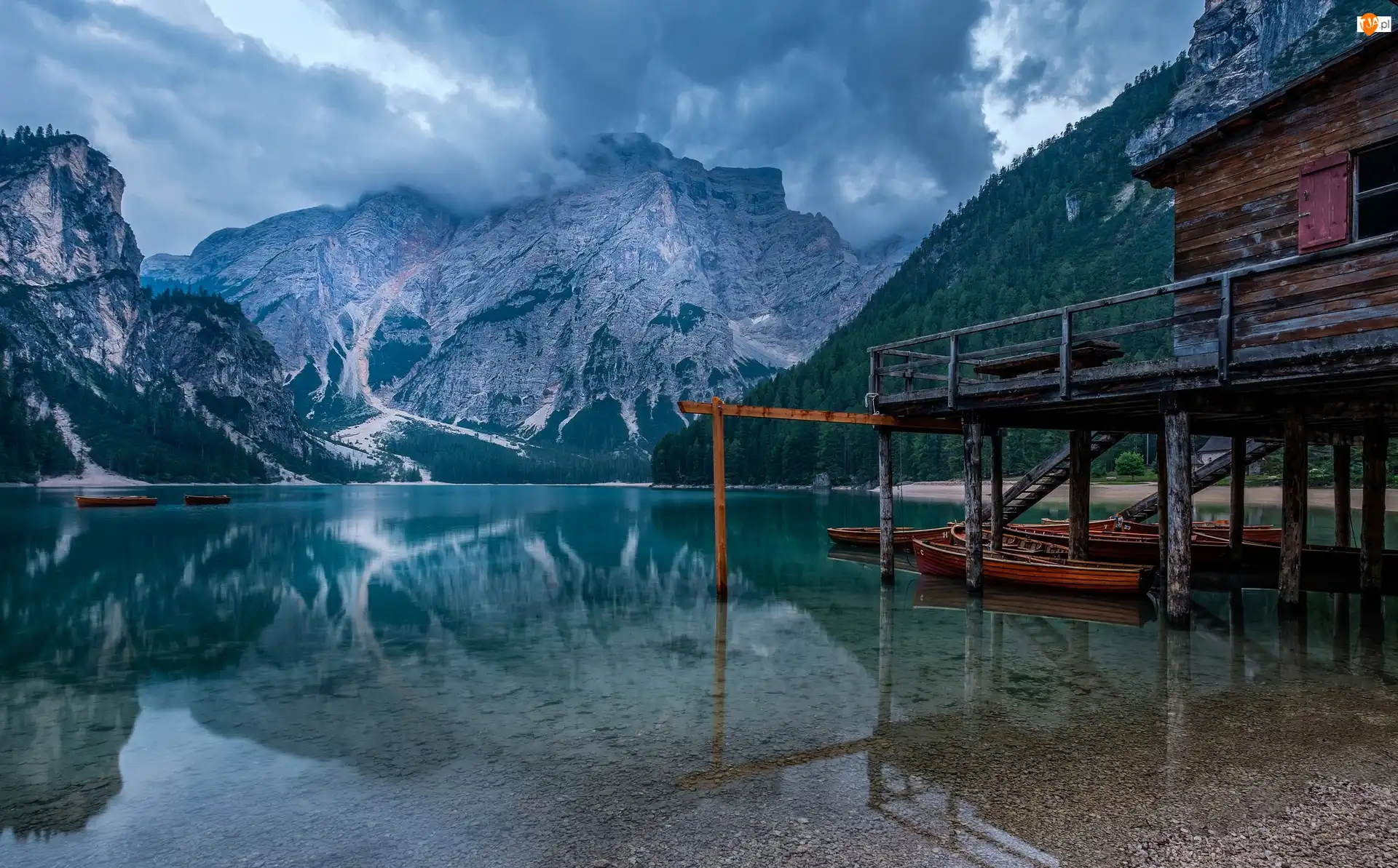 Dom, Włochy, Góry Dolomity, Łódki, Południowy Tyrol, Drewniany, Drzewa, Jezioro Pragser Wildsee