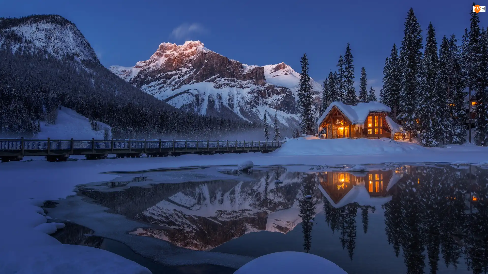 Jezioro, Dom, Góry, Oświetlony, Alberta, Drzewa, Emerald Lake, Kanada, Zima, Park Narodowy Yoho, Odbicie
