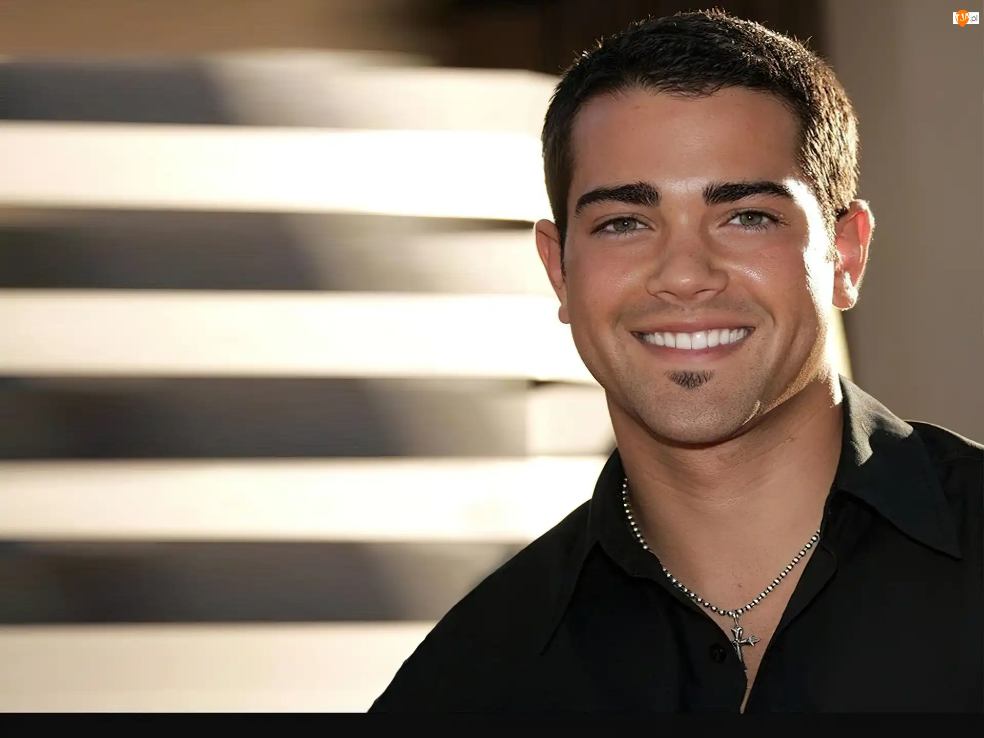 łańcuszek, Jesse Metcalfe, czarna koszula