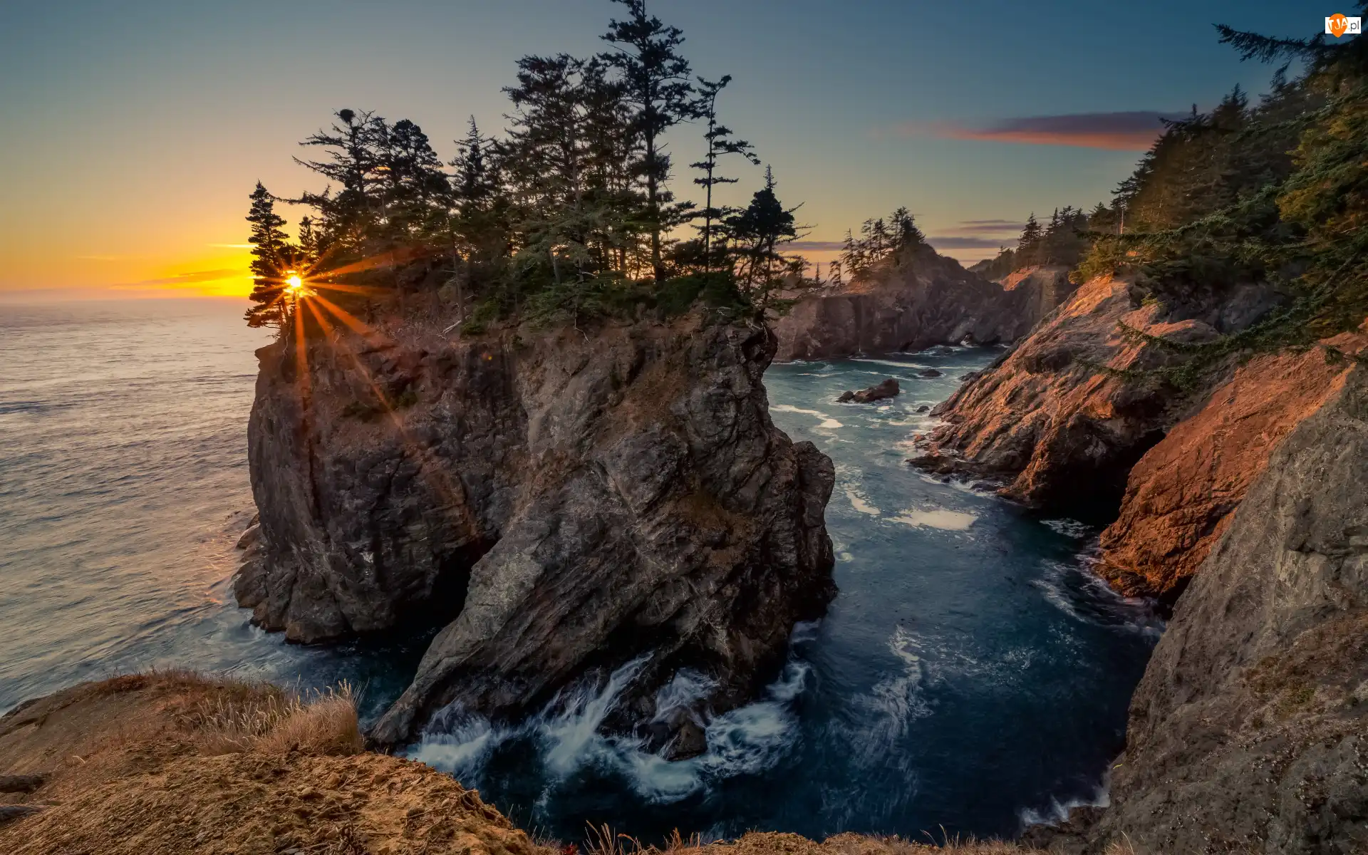 Samuel H. Boardman State Scenic Corridor, Oregon, Park stanowy, Wysepka, Promienie słońca, Morze, Skały, Stany Zjednoczone, Drzewa