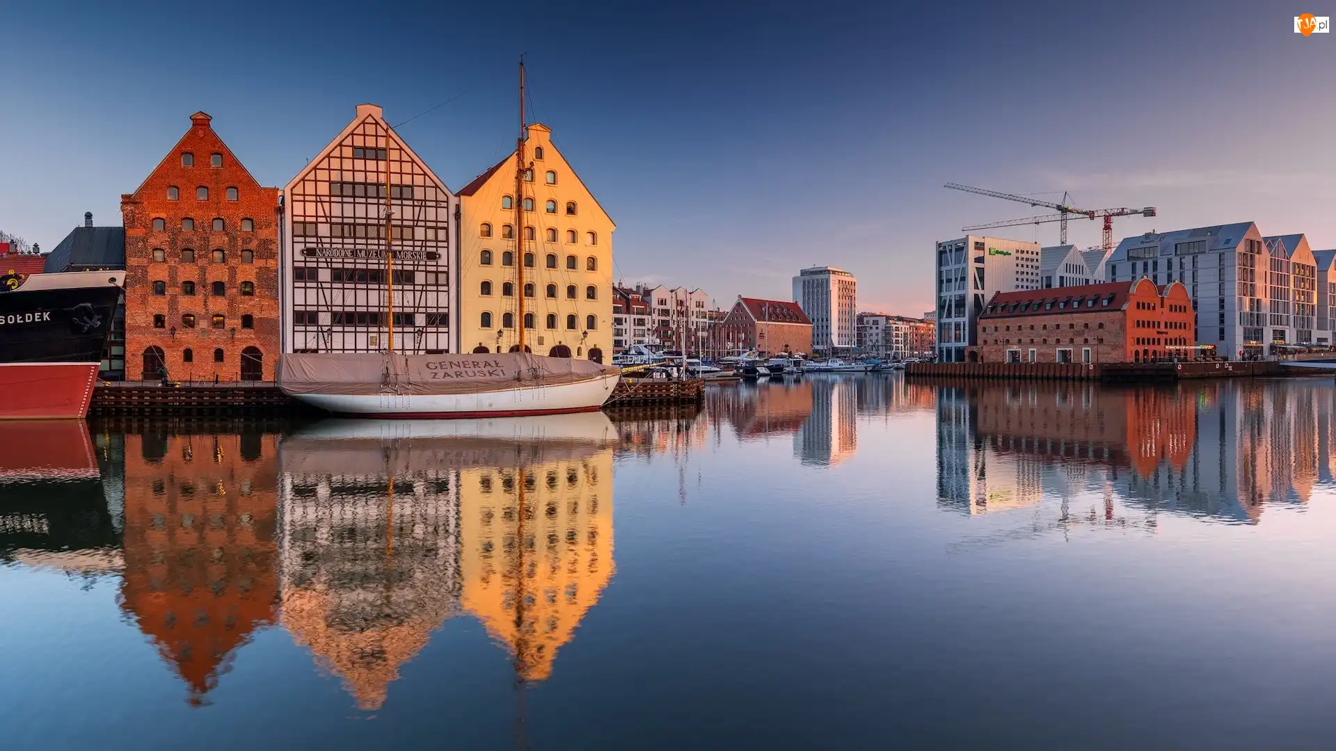 Gdańsk, Polska, Domy, Żaglówka, Morze, Dźwig