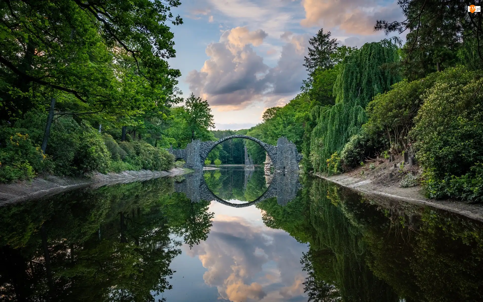 Drzewa, Niemcy, Most łukowy, Chmury, Park Rododendronów Kromlau, Jezioro Rakotz, Odbicie, Kamienny