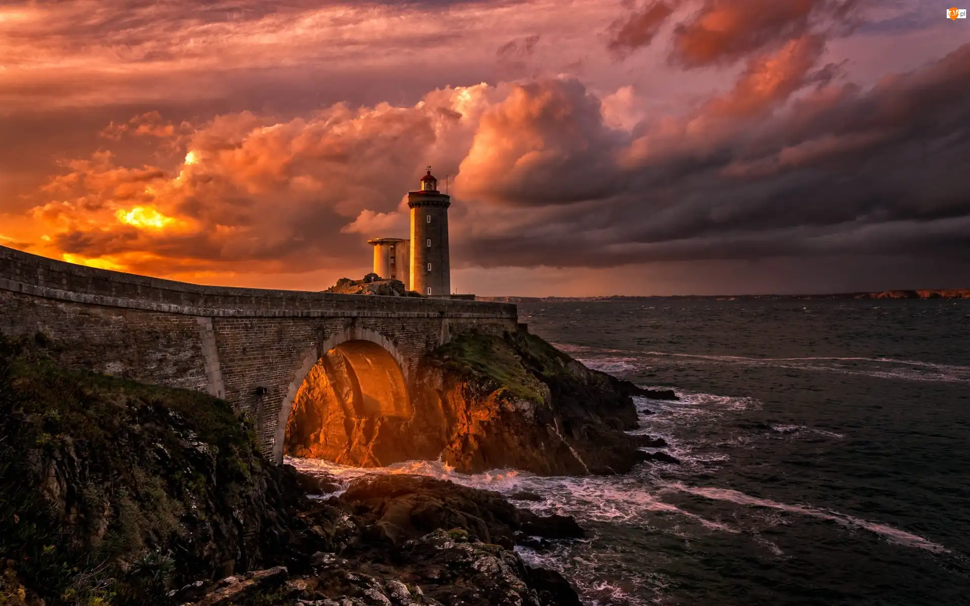 Morze, Zachód słońca, Latarnia morska Phare du Petit Minou, Francja, Chmury