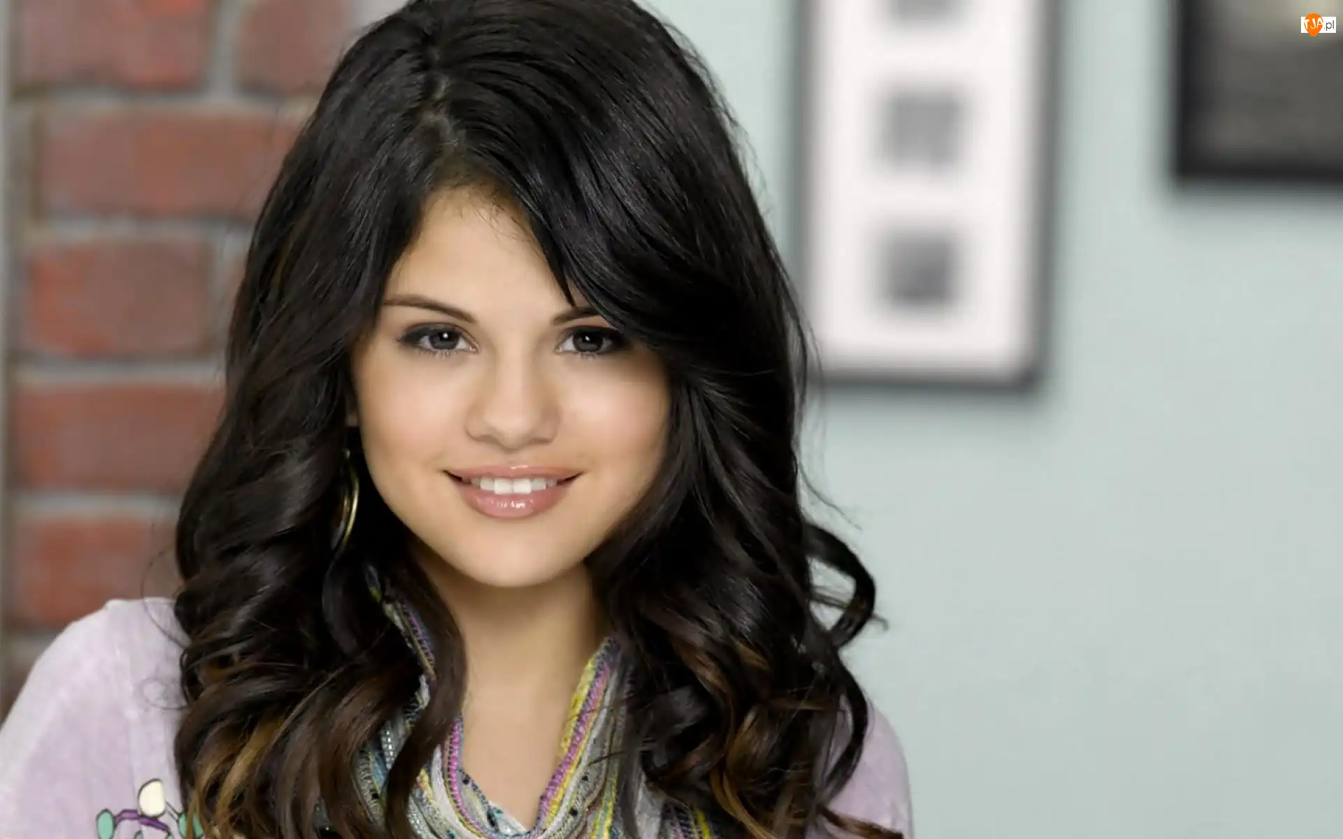 Włosy, Selena Gomez, Kręcone