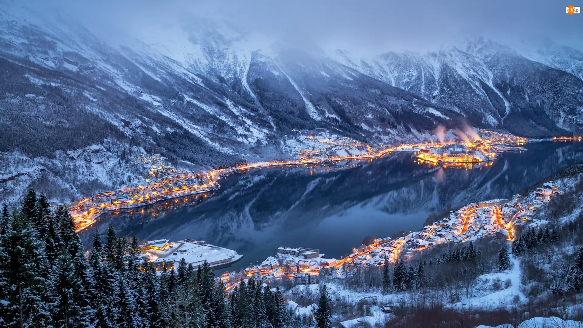 Mgła, Region Hordaland, Zima, Fiord Sorfjorden, Światła, Góry, Las, Norwegia, Miasto Odda