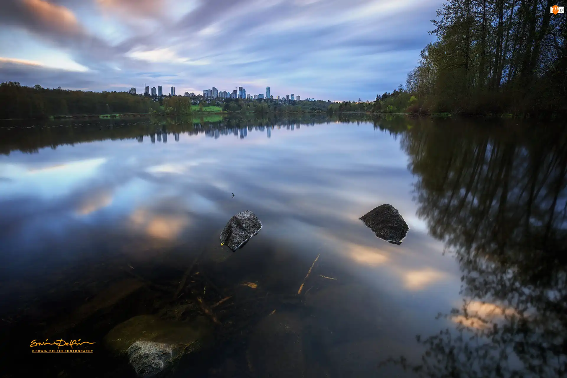 Deer Lake Park, Zachód słońca, Odbicie, Burnaby, Zarośla, Jezioro Deer, Kanada, Kamienie