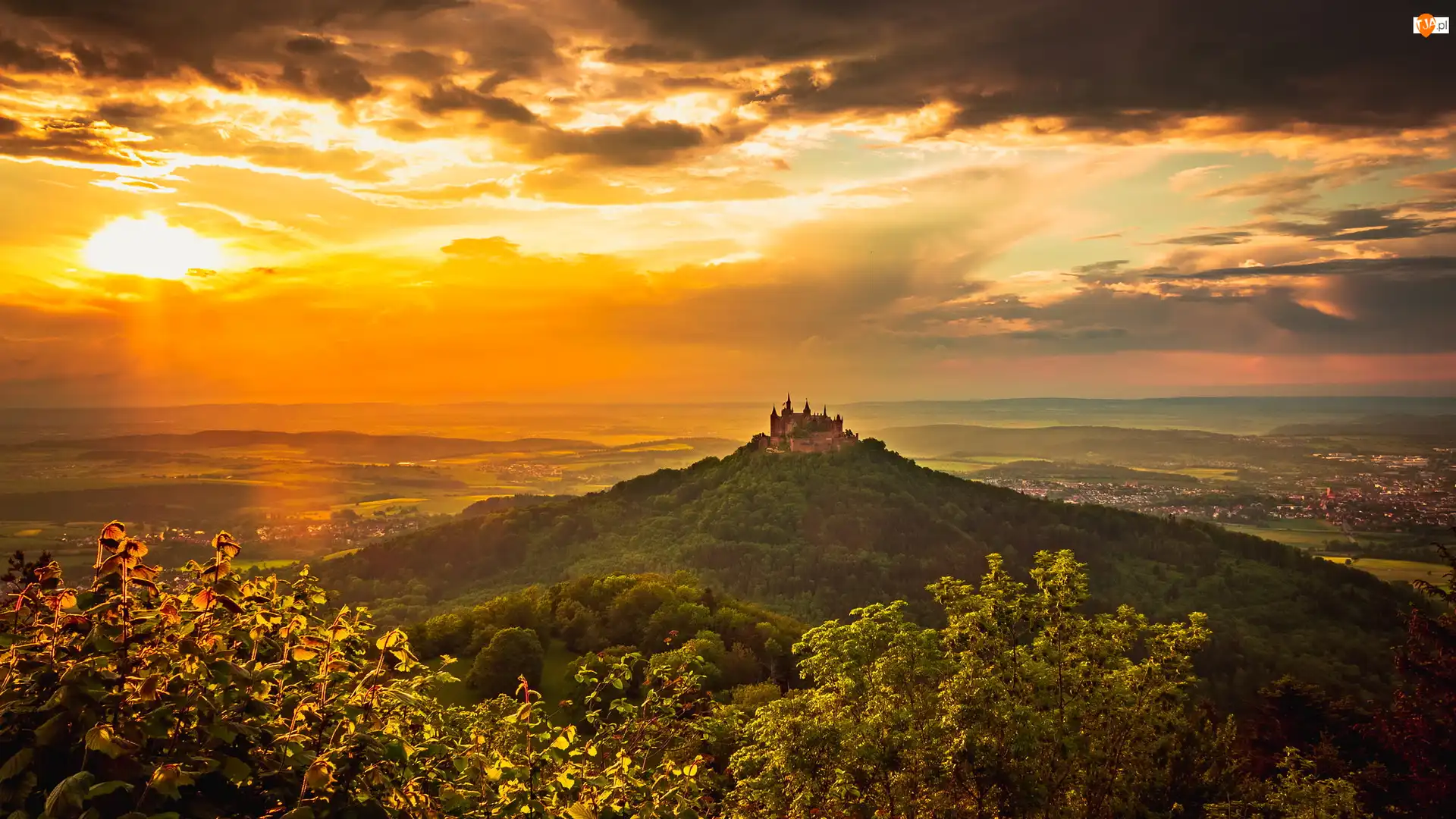 Niemcy, Zamek Hohenzollern, Badenia-Wirtembergia, Wzgórza, Zachód słońca, Drzewa, Drzewa, Góra Hohenzollern, Chmury