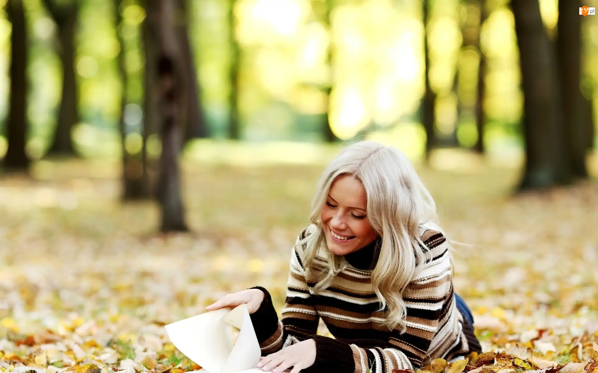 Uśmiechnięta, Blondynka, Książka, Park, Kobieta, Jesień