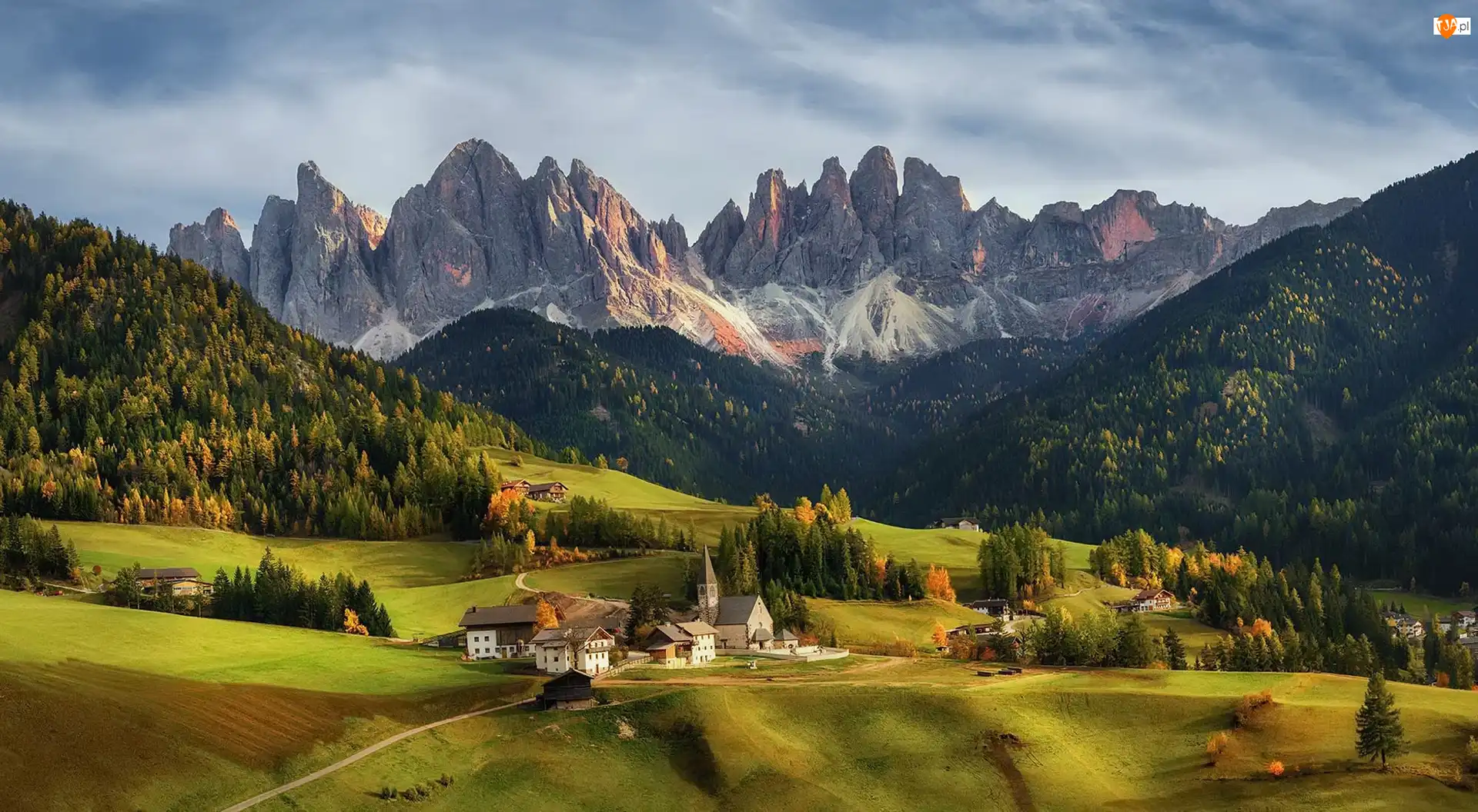 Kościół, Dolina Val di Funes, Domy, Lasy, Drzewa, Wieś Santa Maddalena, Góry, Włochy, Dolomity