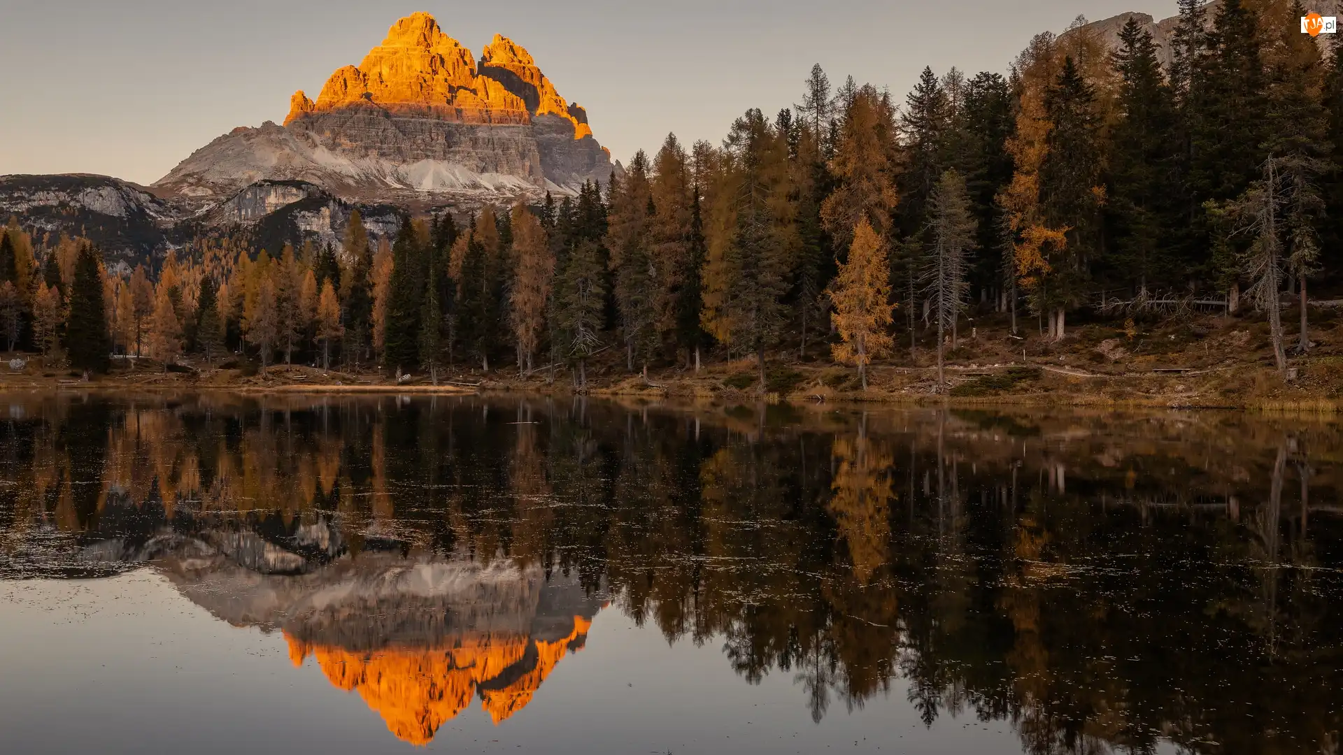 Jesień, Jezioro, Las, Drzewa, Prowincja Belluno, Masyw, Antorno Lake, Góry, Chmury, Tre Cime di Lavaredo, Włochy, Rozświetlony, Dolomity