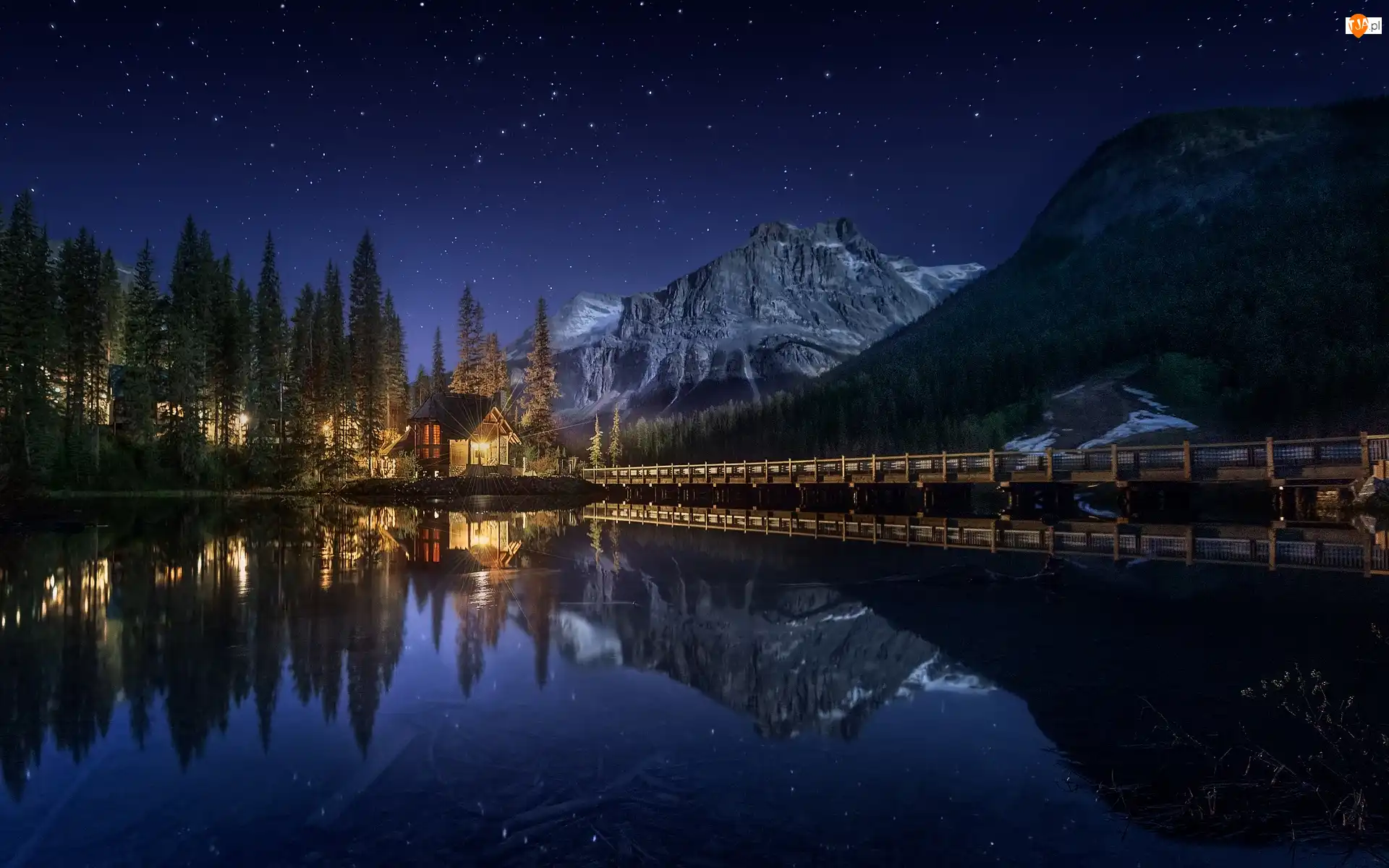 Jezioro, Park Narodowy Yoho, Dom, Most, Kolumbia Brytyjska, Noc, Emerald Lake, Kanada, Oświetlony, Góry, Odbicie