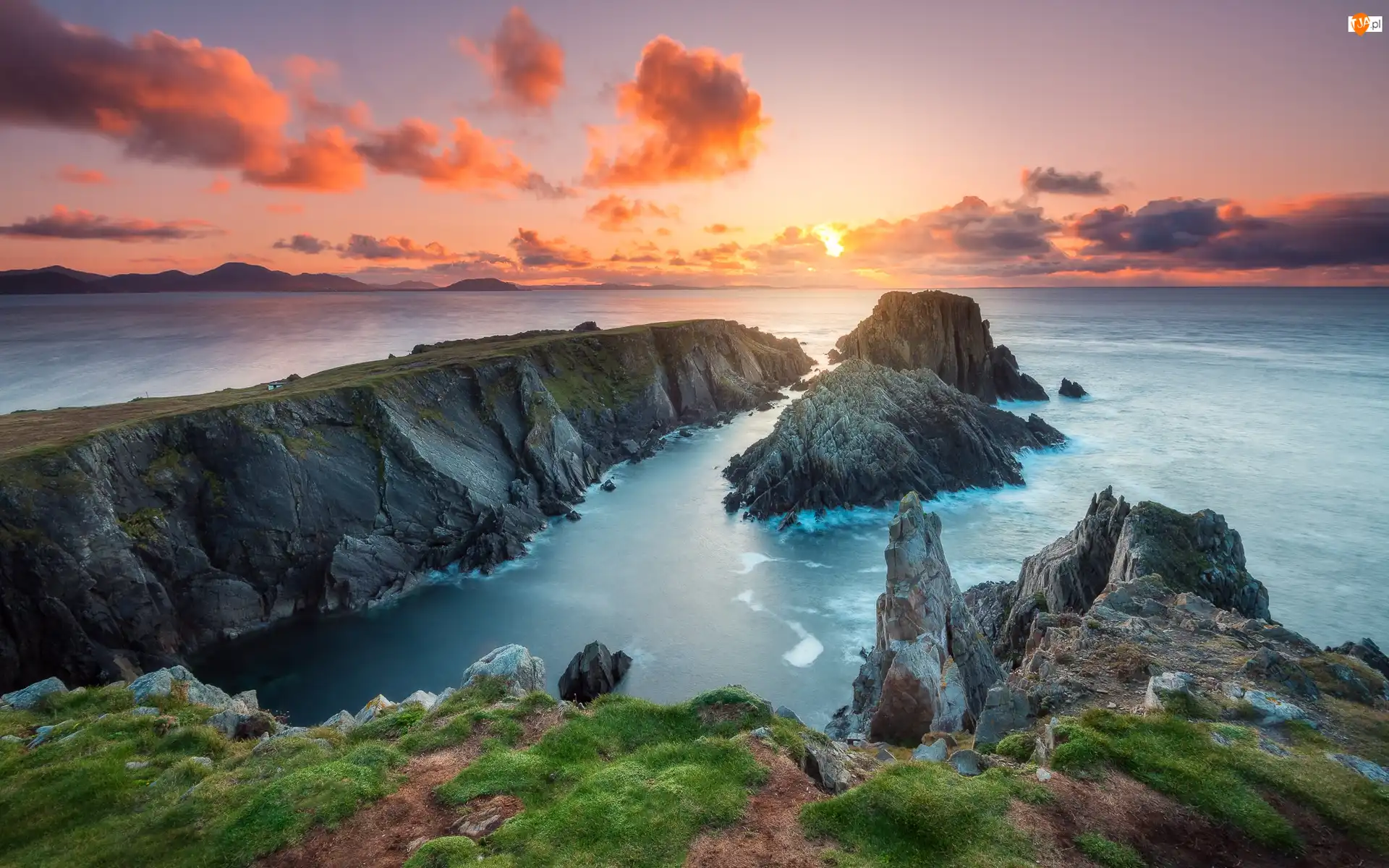 Trawa, Hrabstwo Donegal, Niebo, Zachód słońca, Chmury, Irlandia, Malin Head, Morze, Przylądek, Wybrzeże, Skały, Kamienie