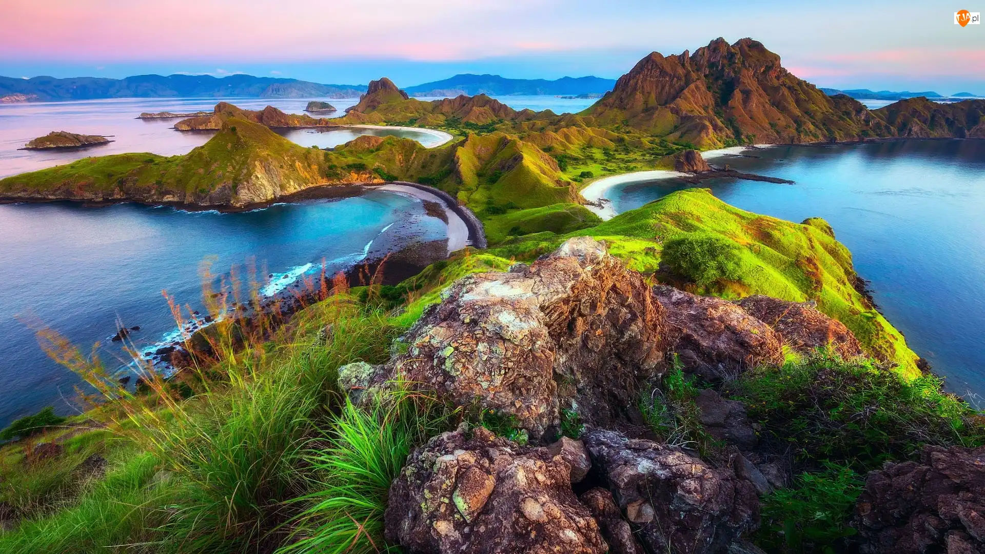 Indonezja, Góry, Wyspa Padar, Skała, Trawy, Zatoki, Plaże, Park Narodowy Komodo, Morze