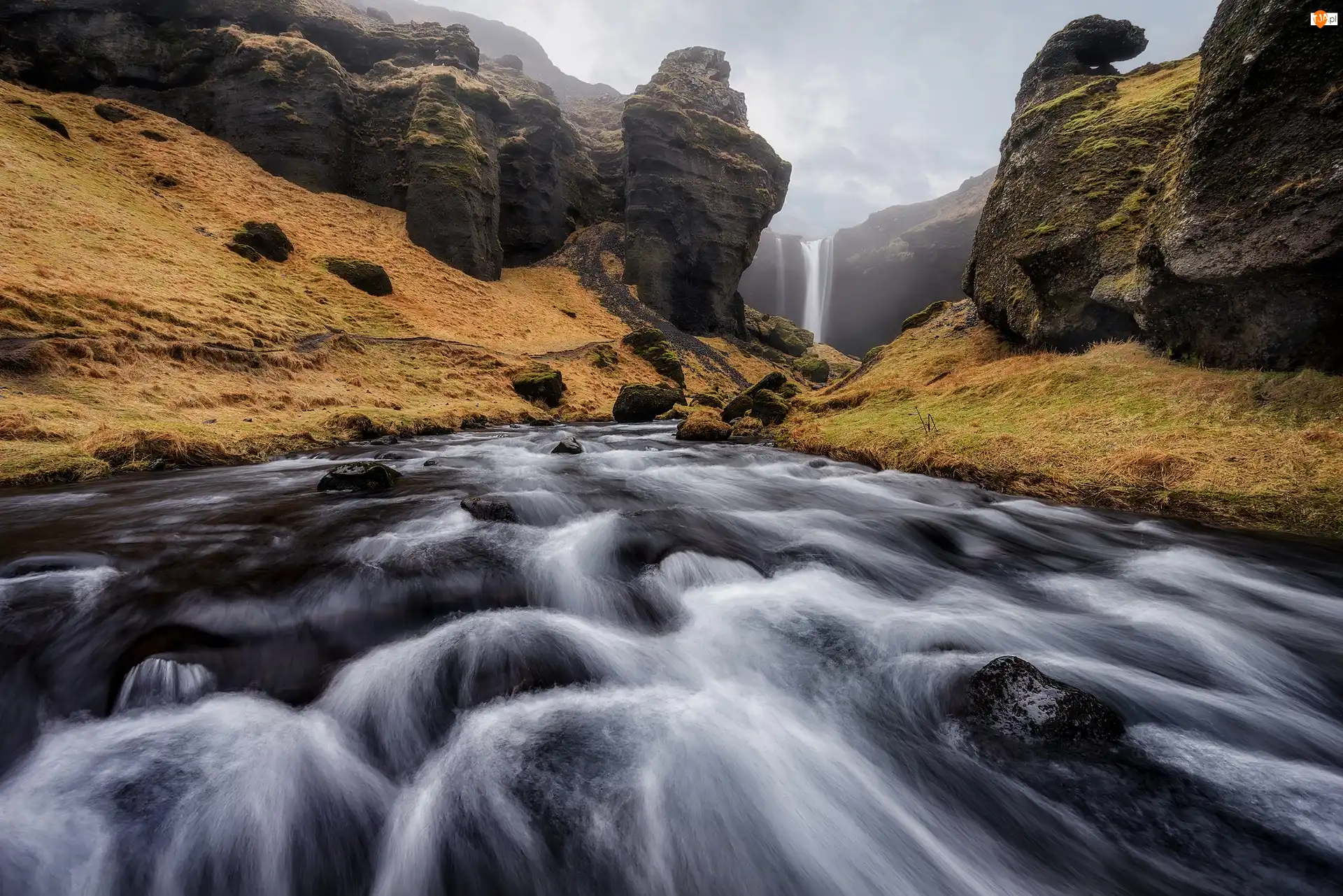 Islandia, Wodospad Kvernufoss, Kamienie, Mgła, Skały, Rzeka Kverna