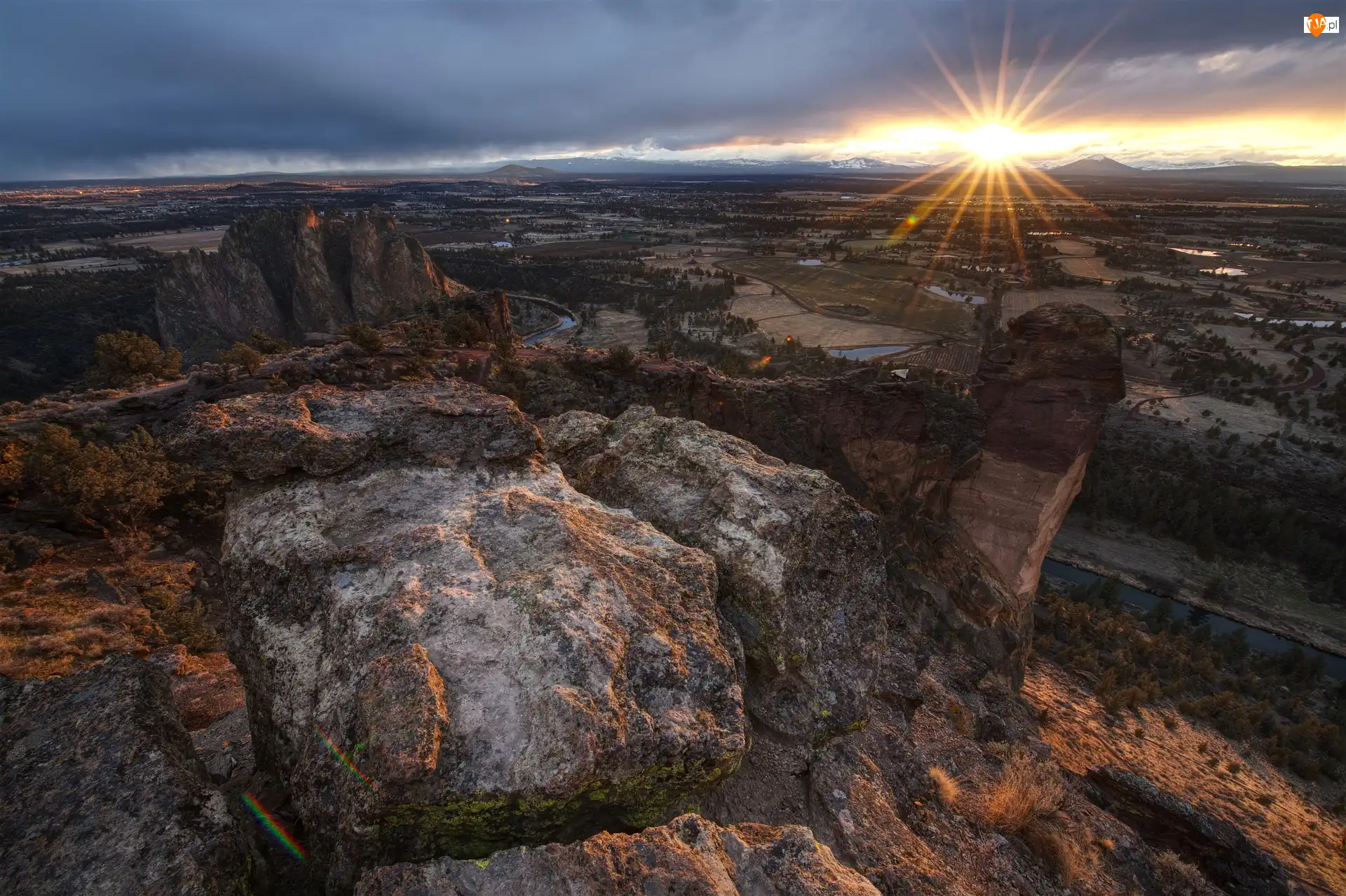 Smith Rock State Park, Góry, Dolina, Stan Oregon, Skały, Promienie słońca, Stany Zjednoczone, Rzeka